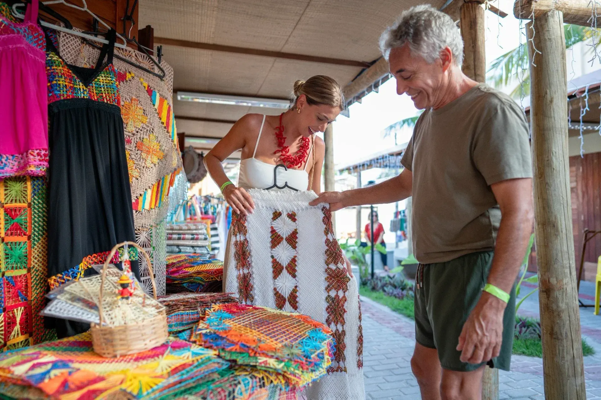 Um homem e uma mulher estão olhando um vestido em uma loja.