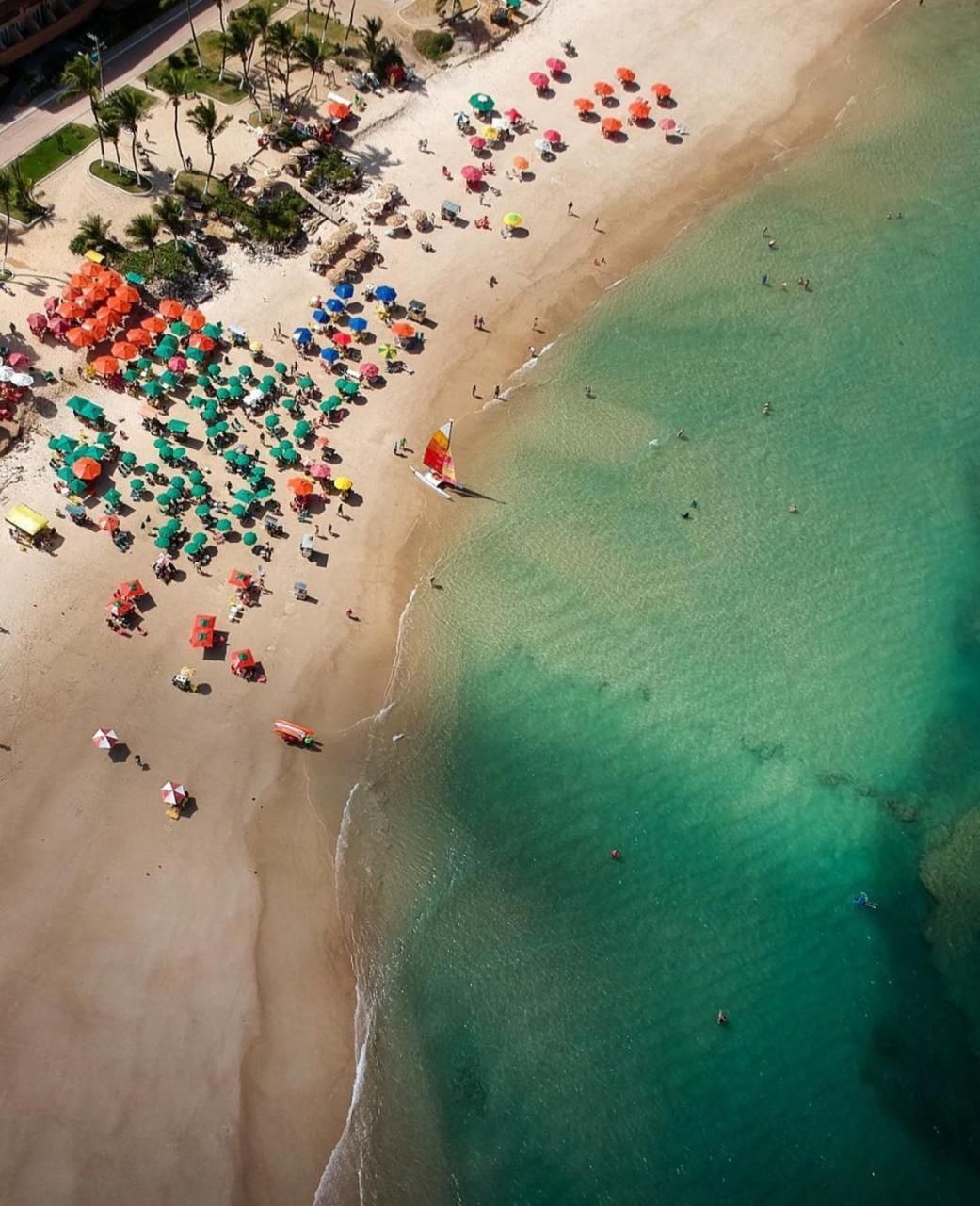Foto aérea da Praia do Frac em um dia ensolaado.