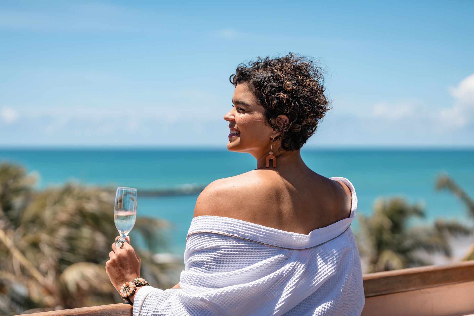 Muher admirando a paisagem da Praia do Francês