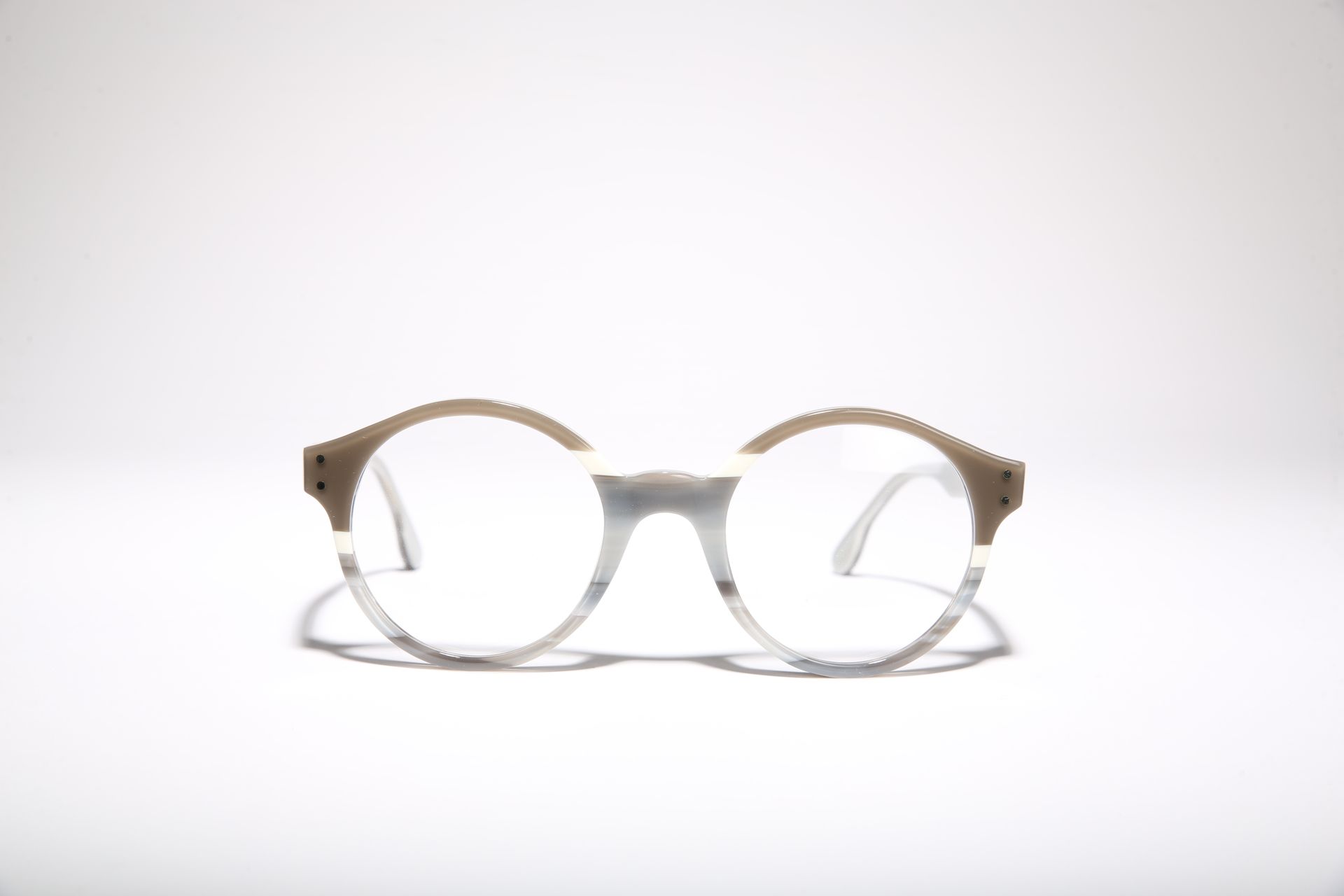 occhiali da vista a Como con montatura grigia