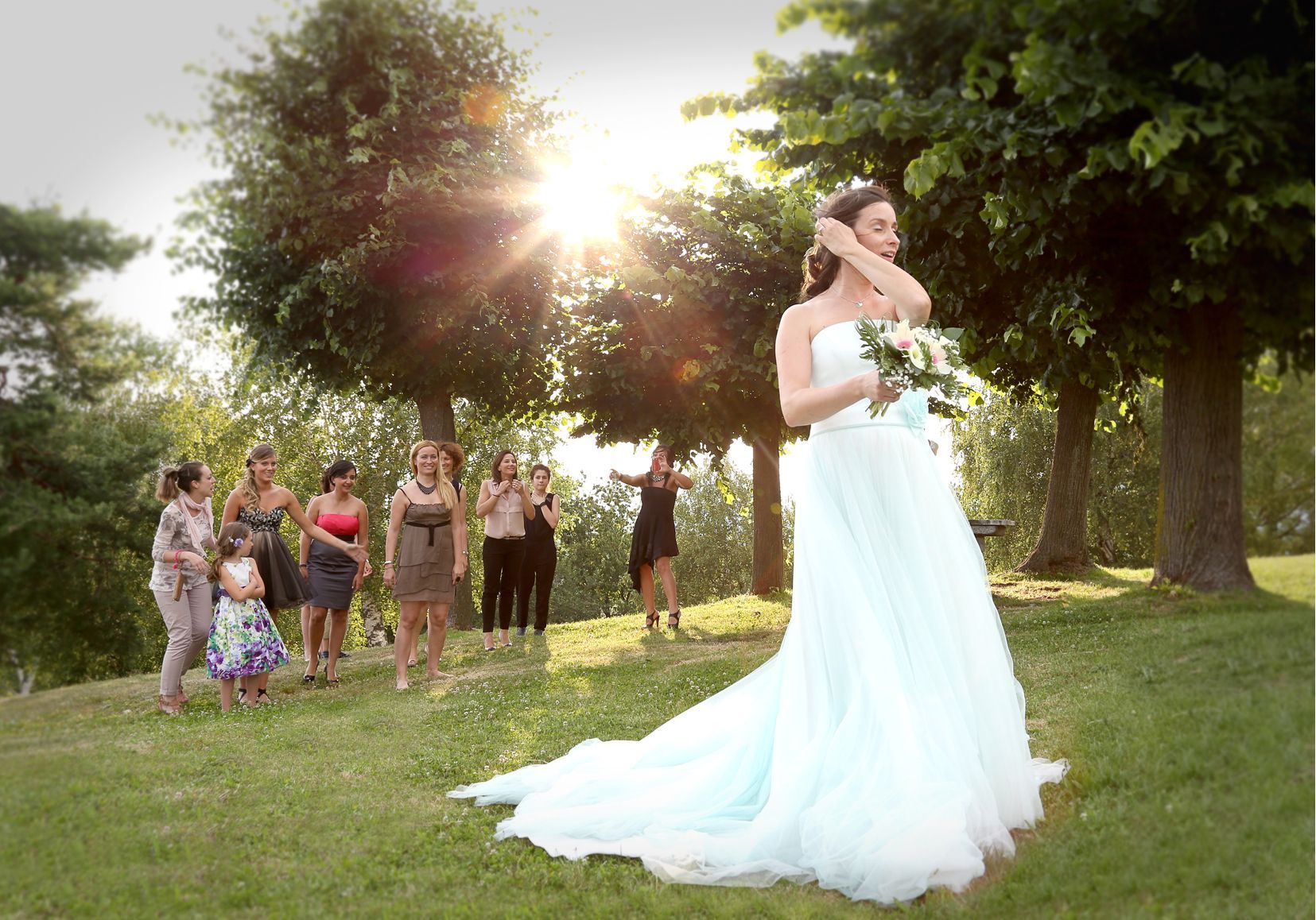 lancio del bouquet ritratto dal fotografo per matrimoni sul Lago di Como, Cristiano Pessina