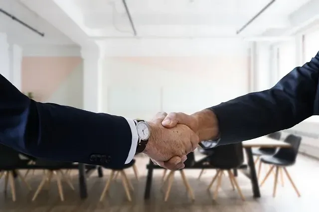 Handshake between employer and seasonal worker after holiday hiring, symbolizing Colorado labor law requirements and employee classification rules.