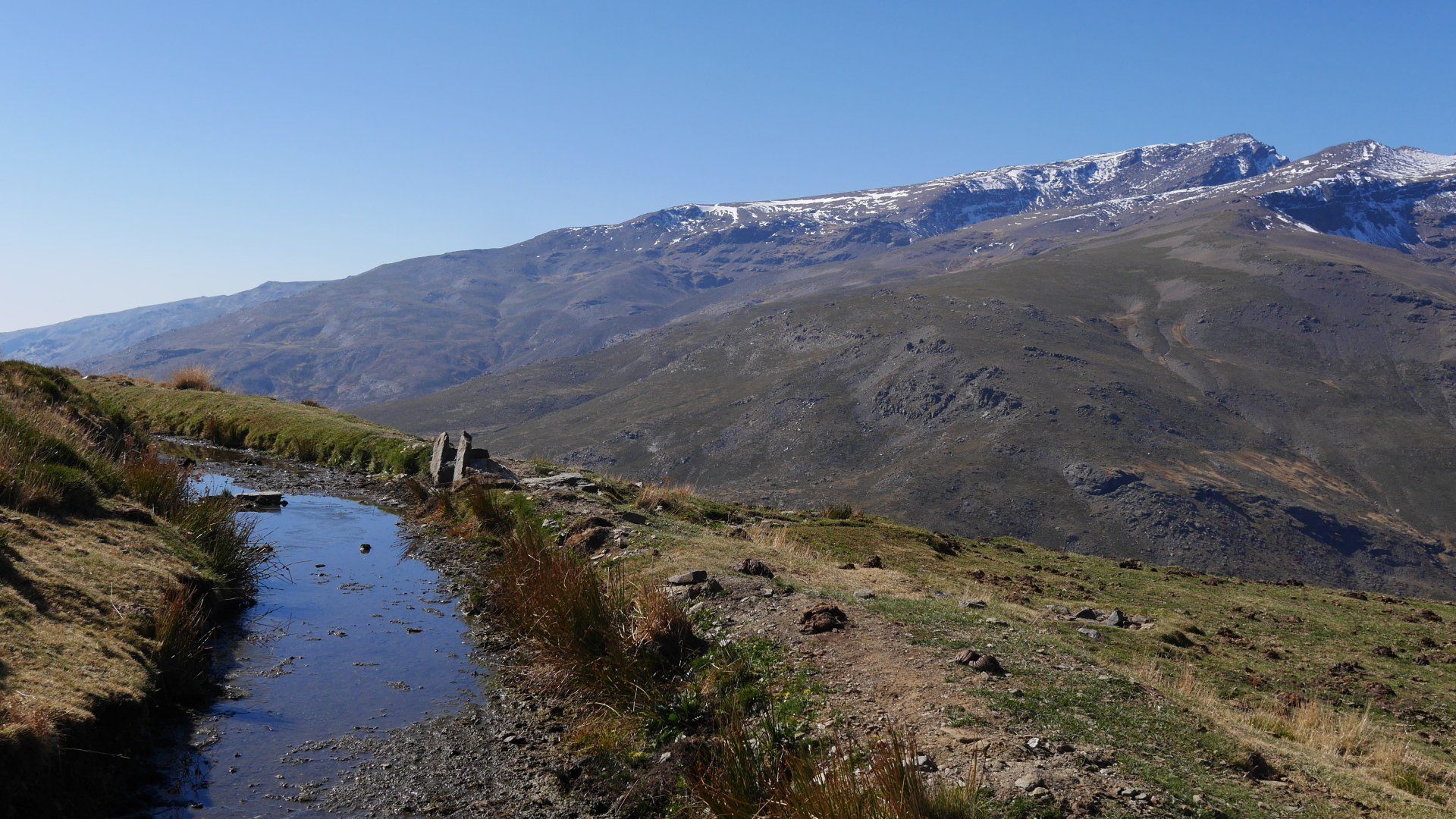 Acequia de Berchules Walk with the view of Mulhacen