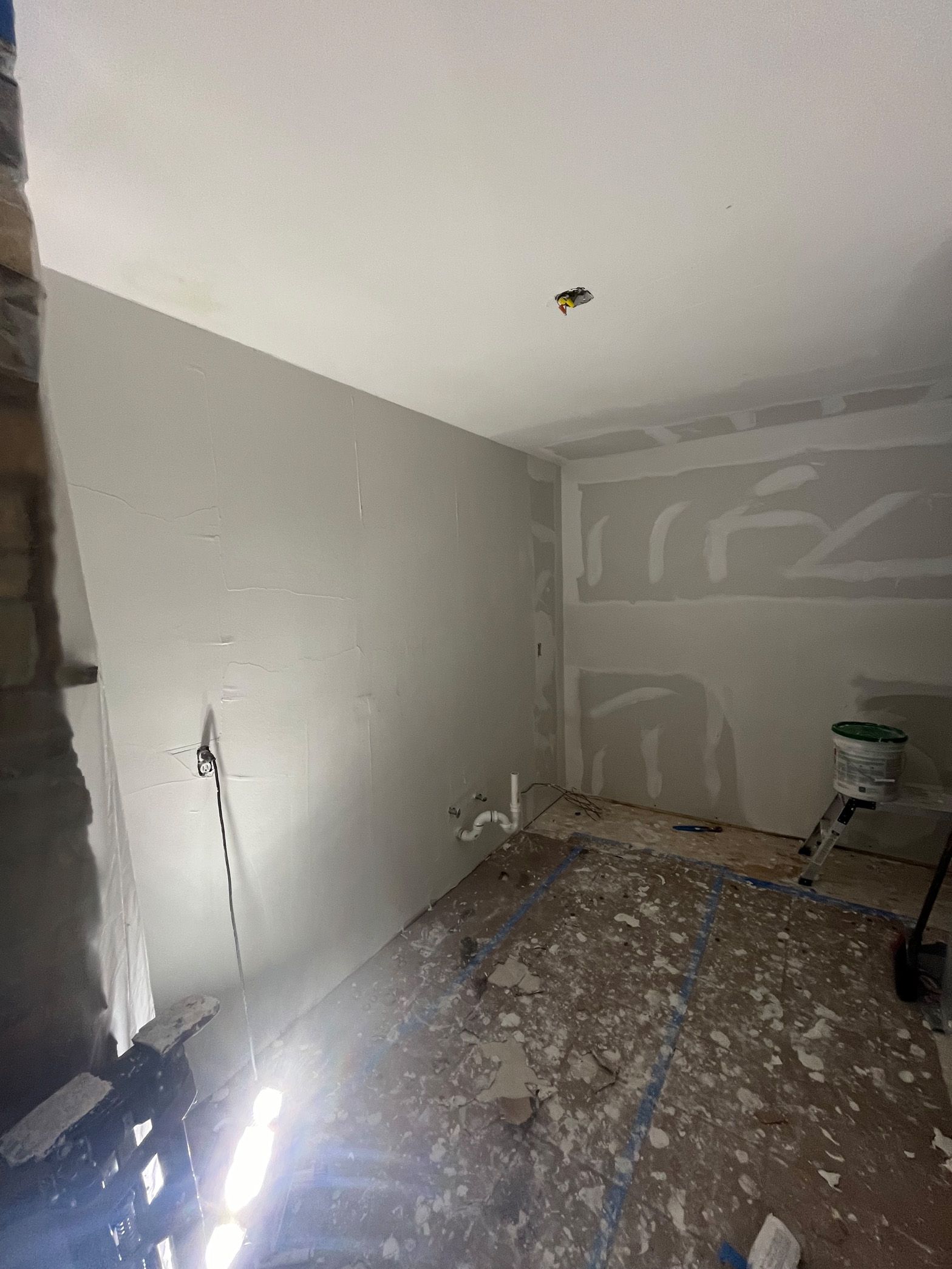 A room with a lot of dust on the floor and walls.