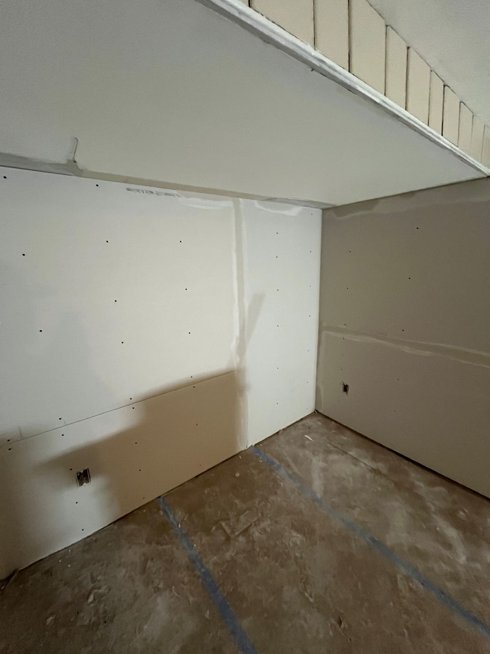 An empty room with white walls and a ceiling.