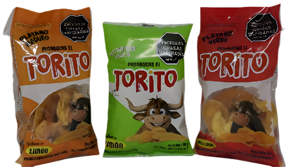 Tres bolsas de torito chips están una al lado de la otra sobre un fondo blanco.