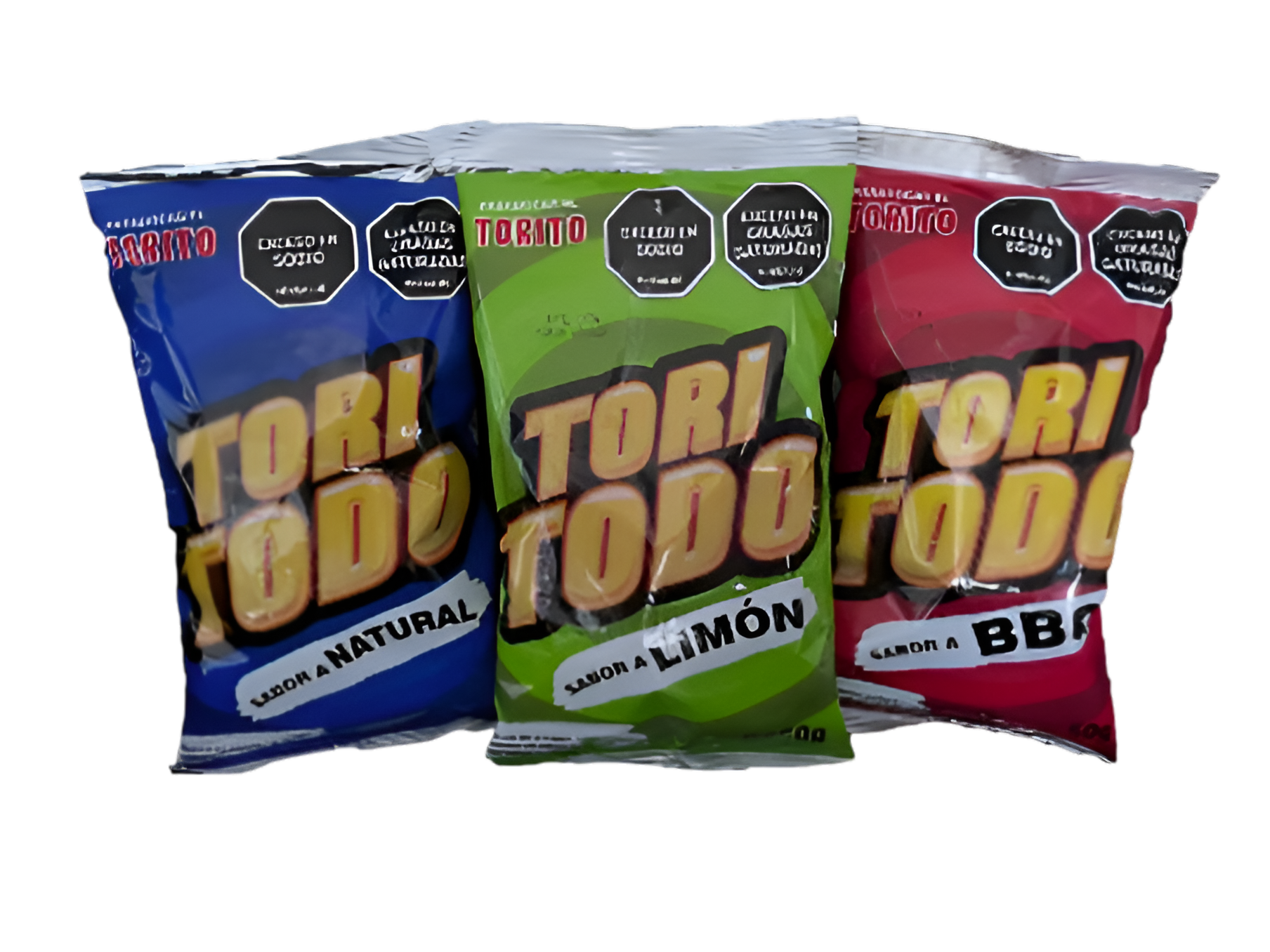 Tres bolsas de patatas fritas tori todo todo se apilan una encima de otra sobre un fondo blanco.