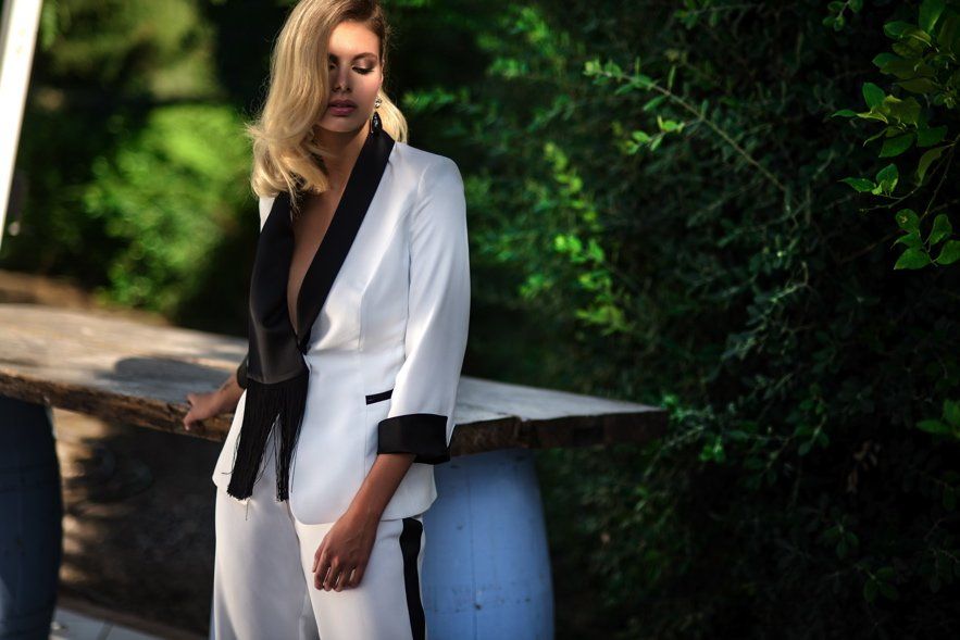 abito da cerimonia di una collezione contemporanea