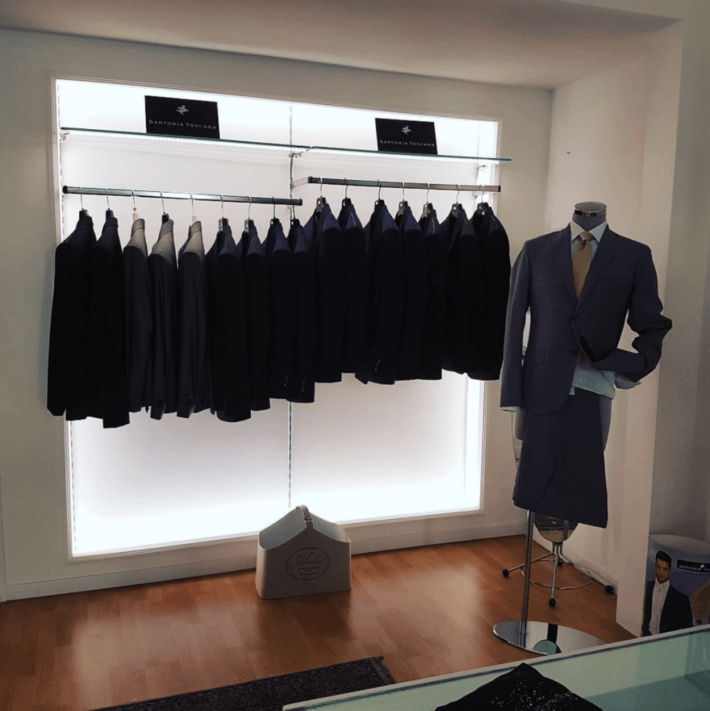 interni atelier con collezione di abiti da sposo