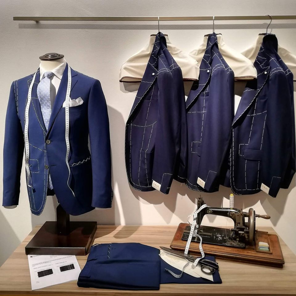 interni boutique con abiti da sposo