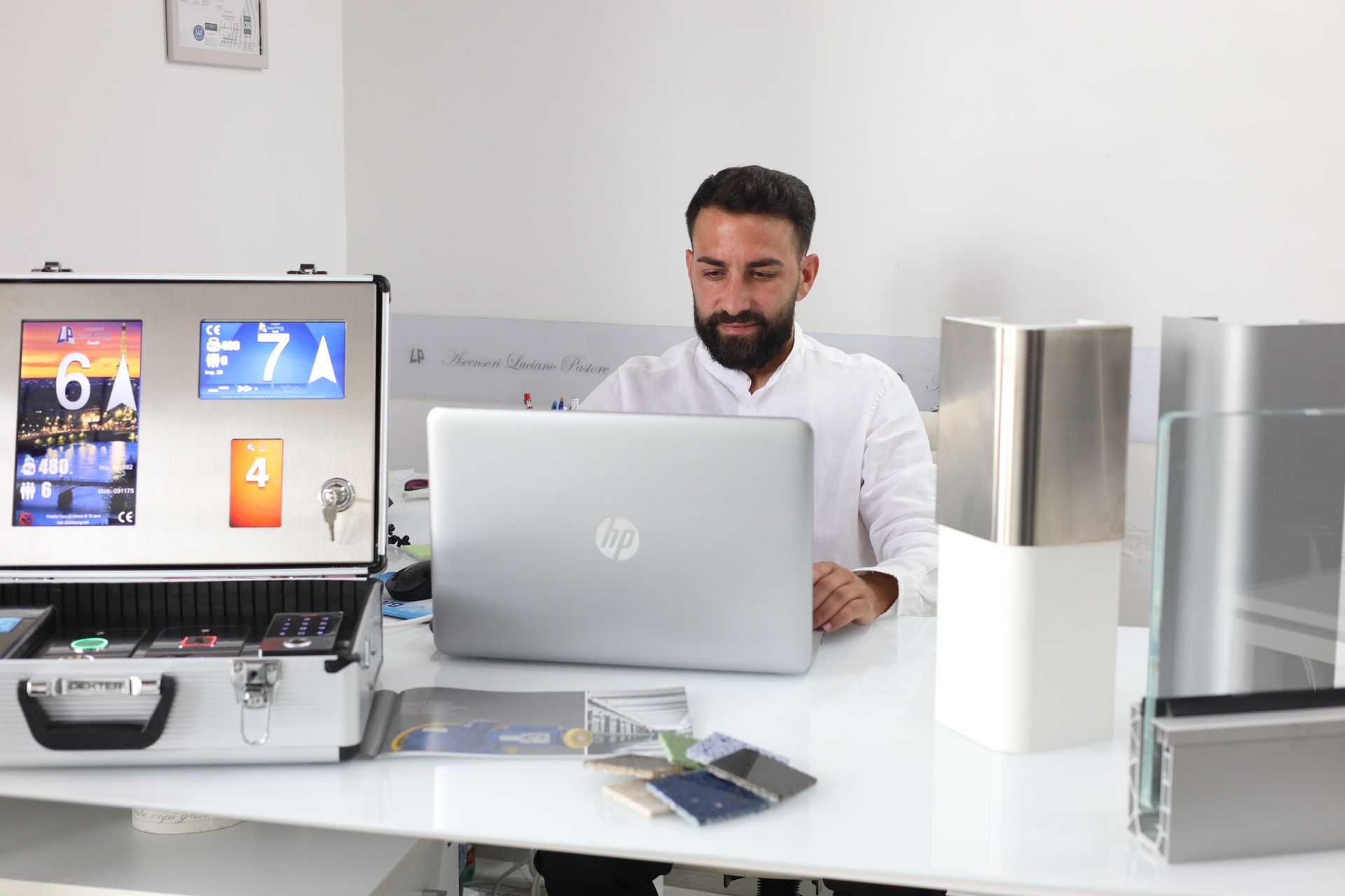 Un uomo è seduto alla scrivania e utilizza un computer portatile.