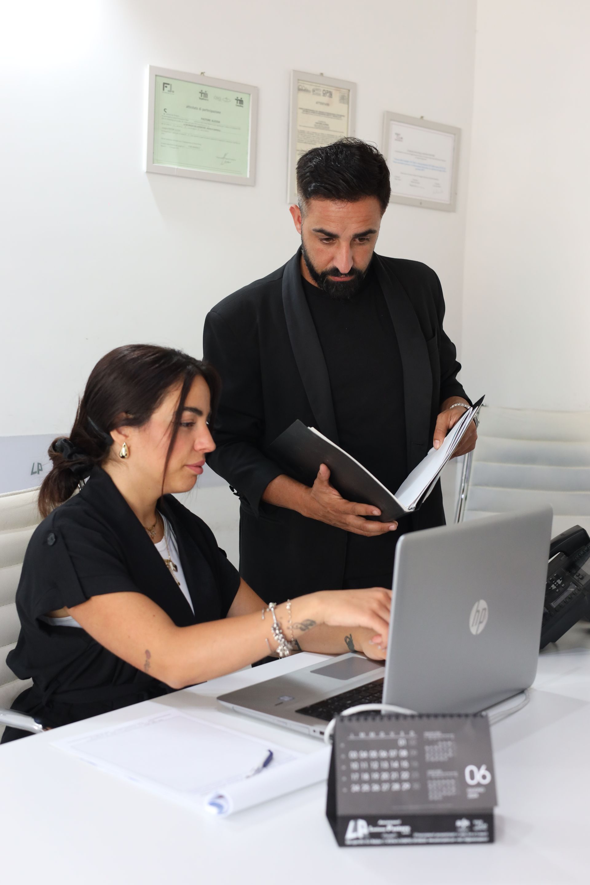 Un uomo e una donna guardano un computer portatile.