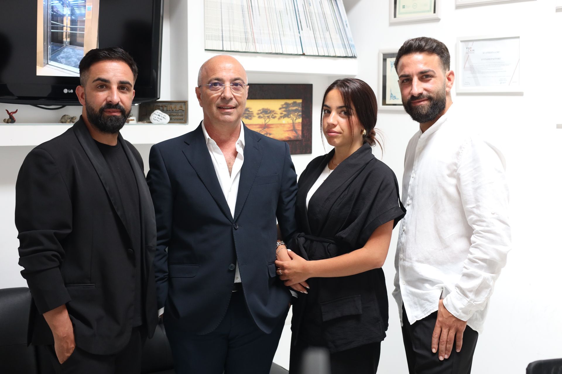 Un gruppo di persone posa per una foto in una stanza.