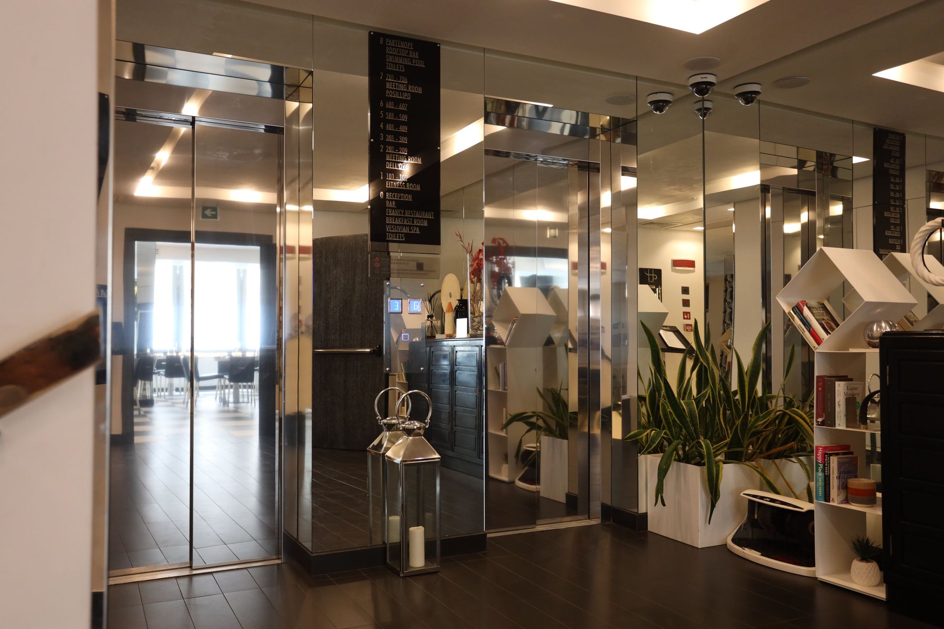 Una stanza con un cartello che dice 