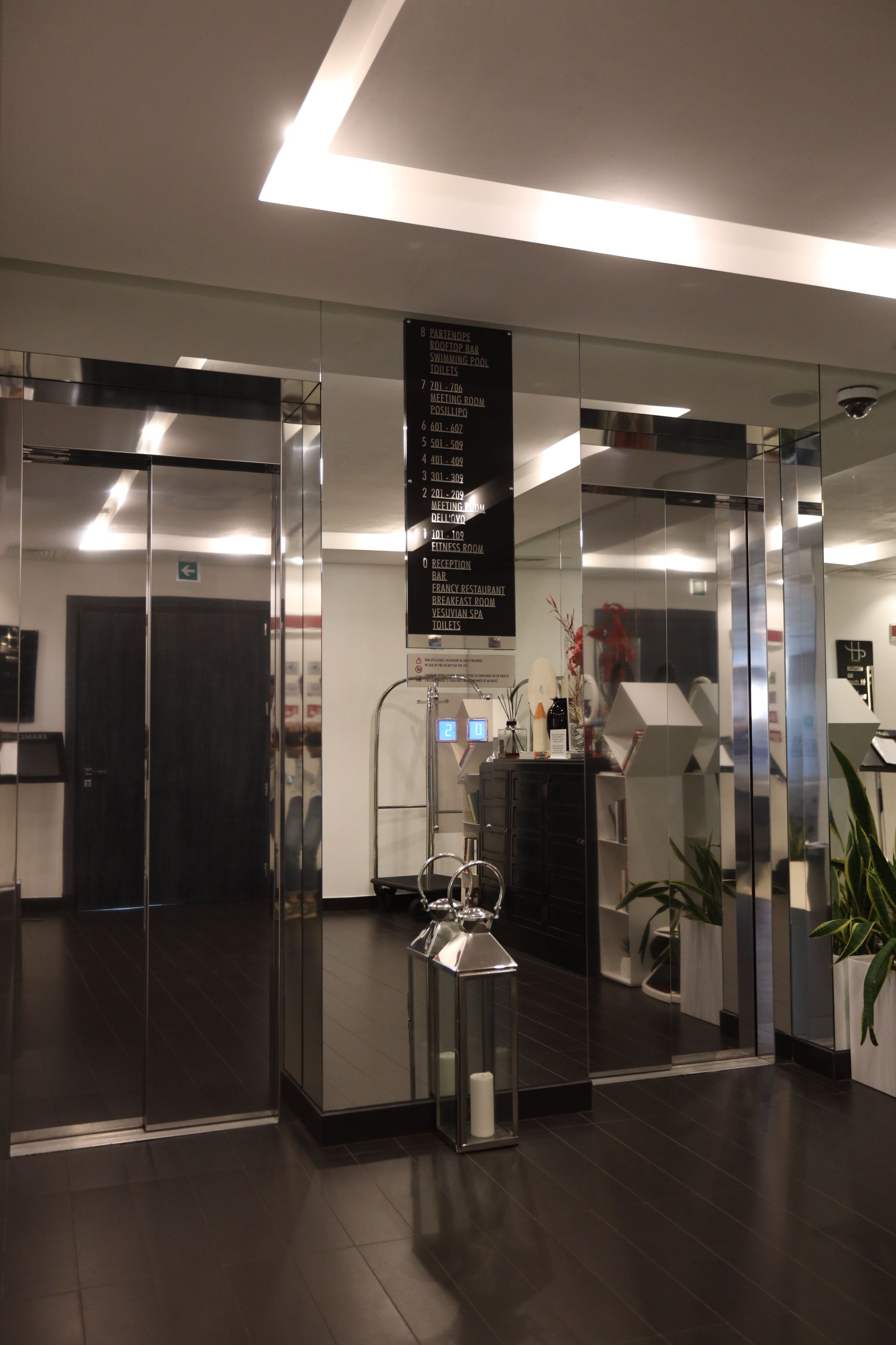 Una stanza con un cartello che dice 