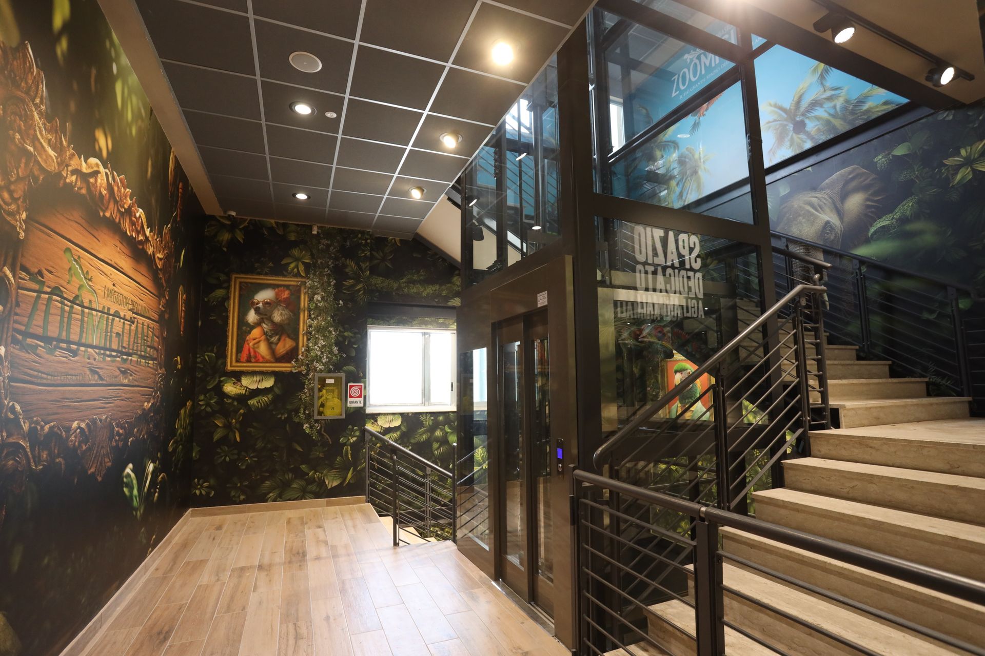 Un corridoio con scale e un cartello che dice fuga