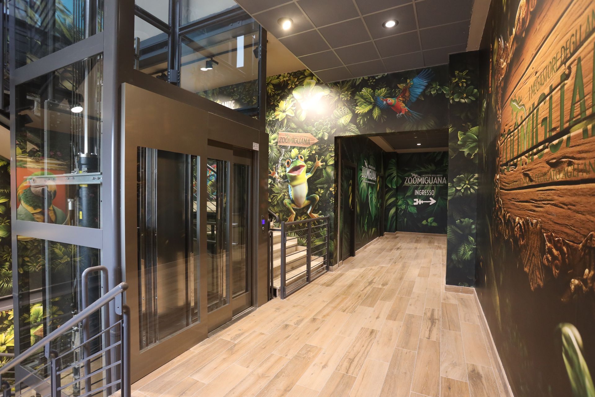 Un disimpegno con scala e ascensore in un edificio.