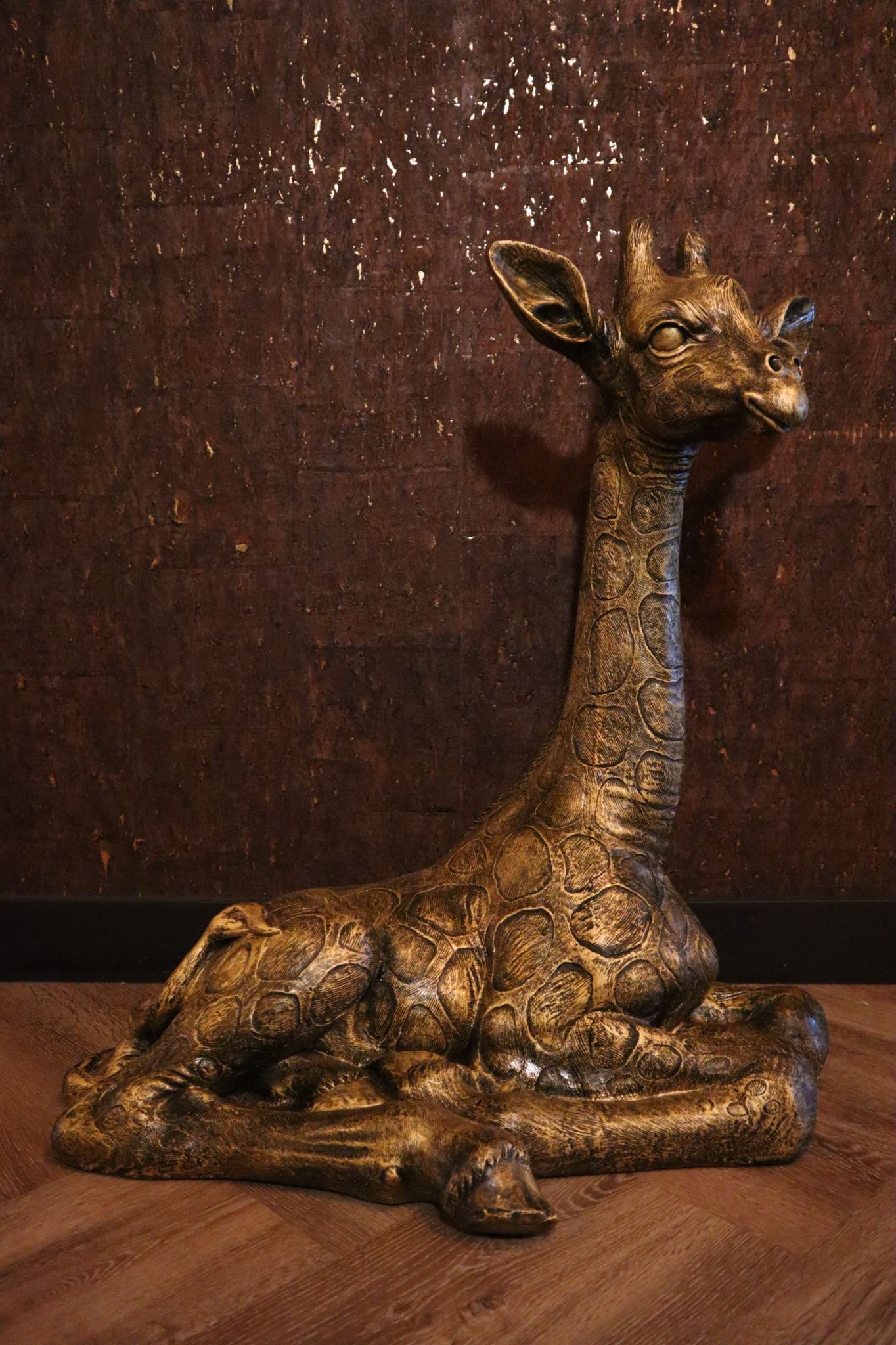 Giraffe beeld XL–liggend– goud –79 cm hoog –binnen en buiten