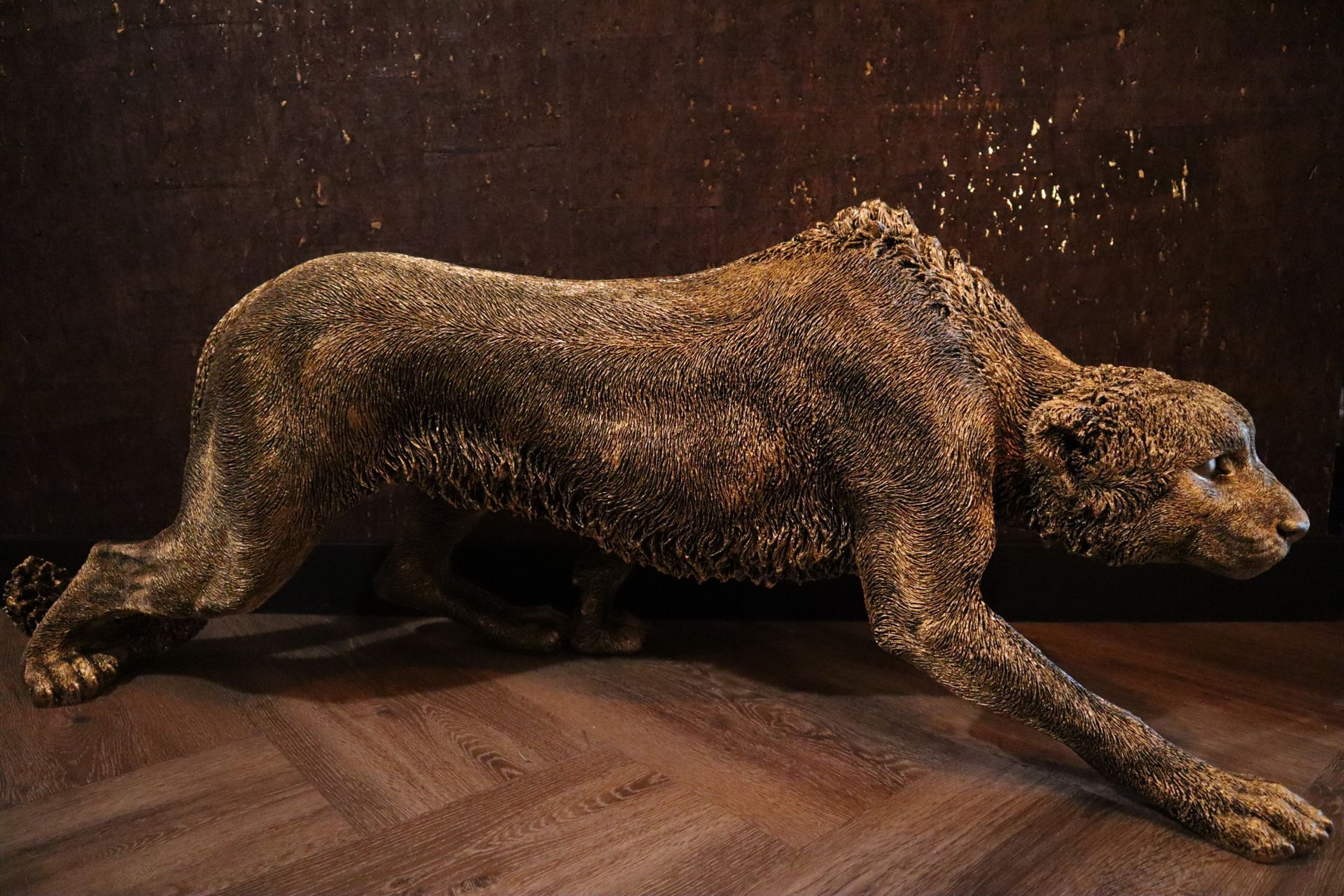 Jachtluipaard beeld XL 125 cm goud sluipend dierenbeeld voor interieur