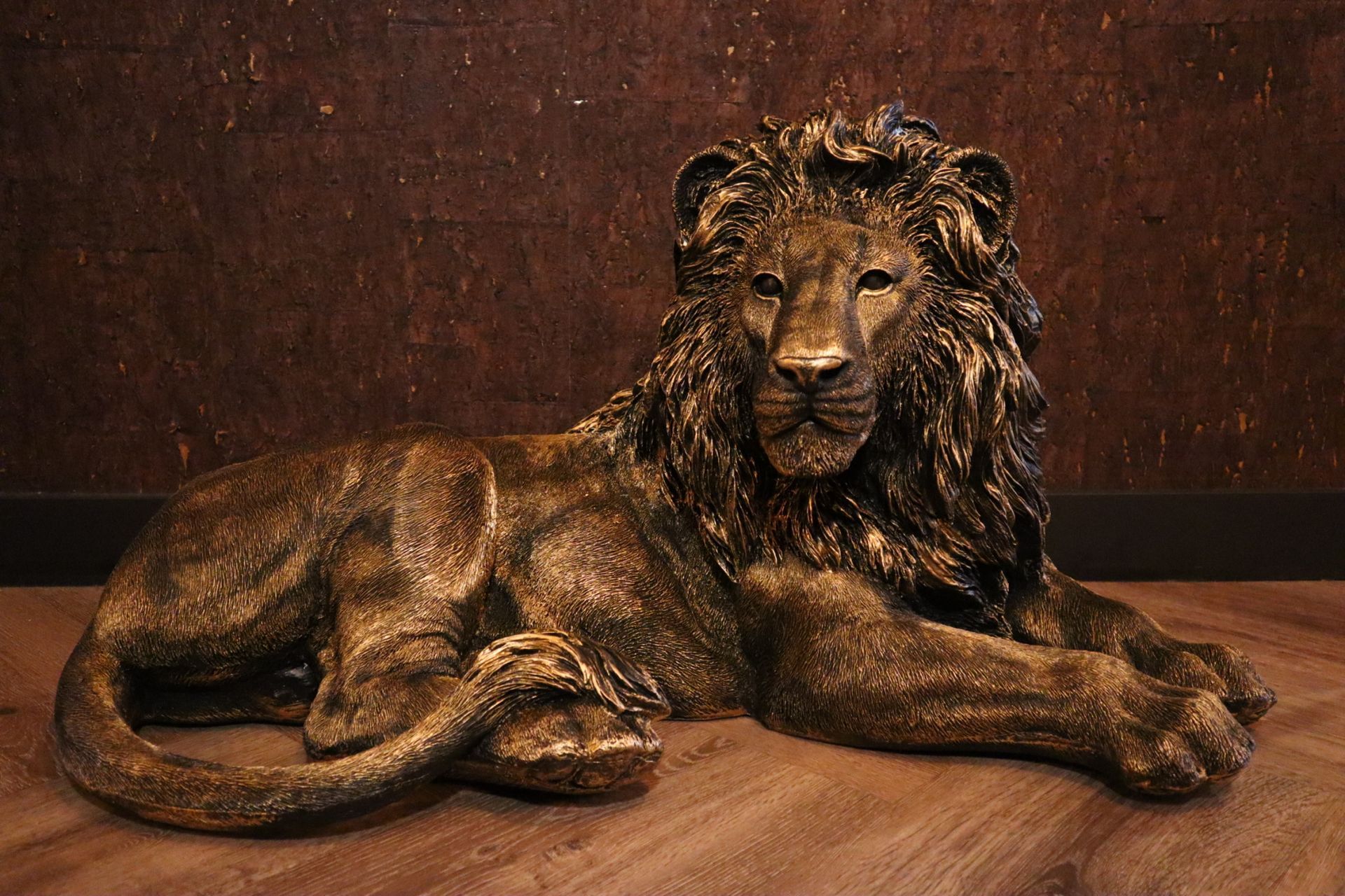 Leeuw beeld XL–liggend–goud–93 cm lang–voor binnen en buiten