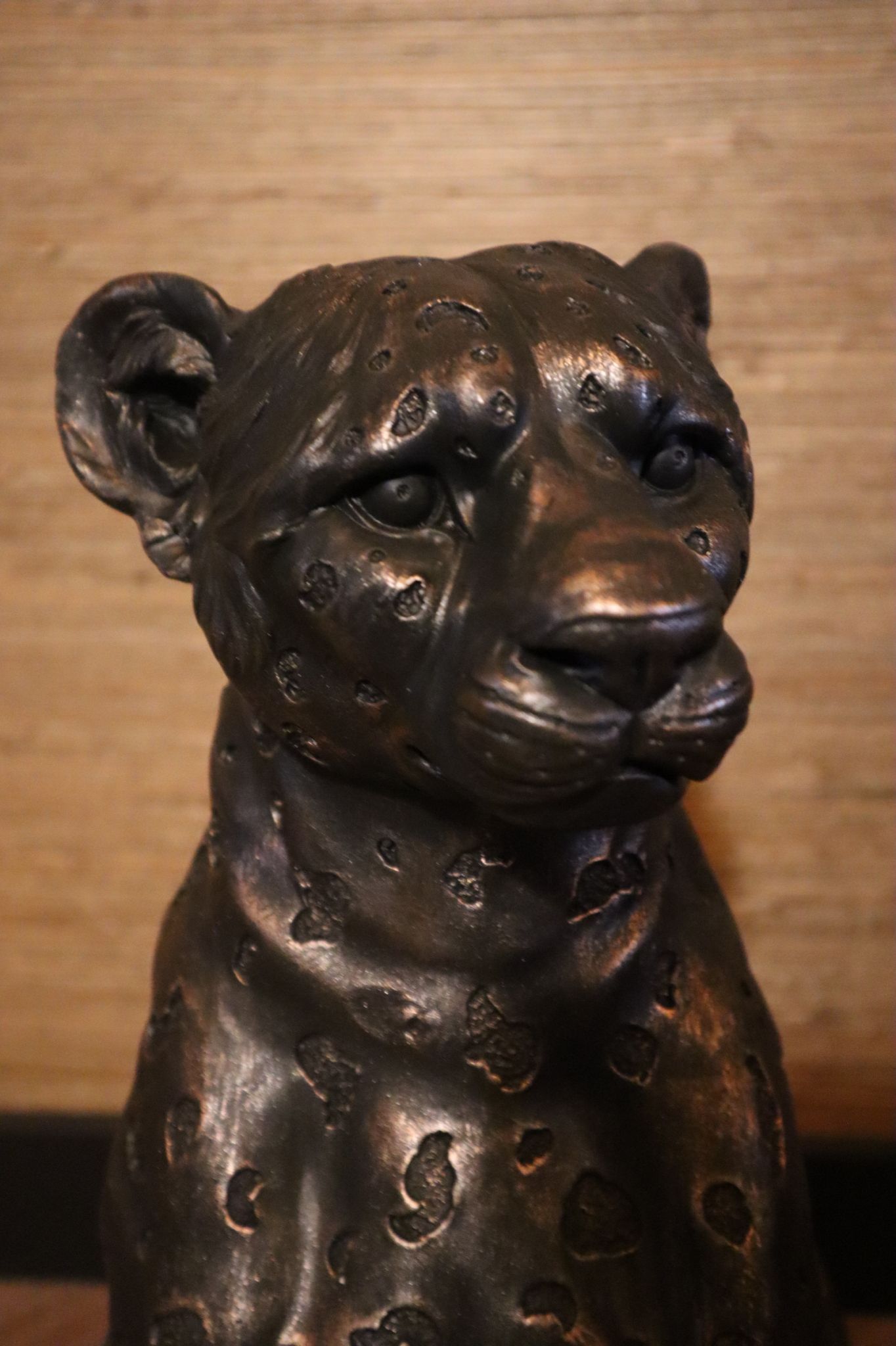 Luipaardbeeld – bronskleur – 59 cm hoog – binnen en buiten