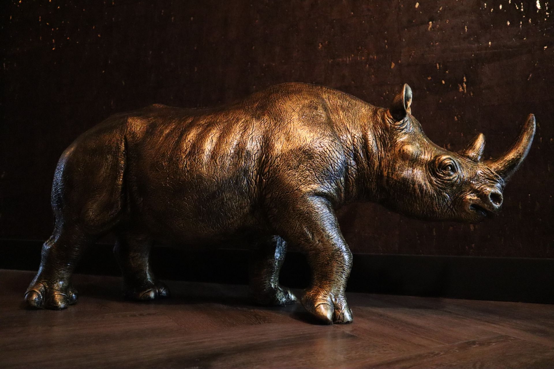 Neushoorn beeld XL–staand–goud–95 cm lang–binnen en buiten