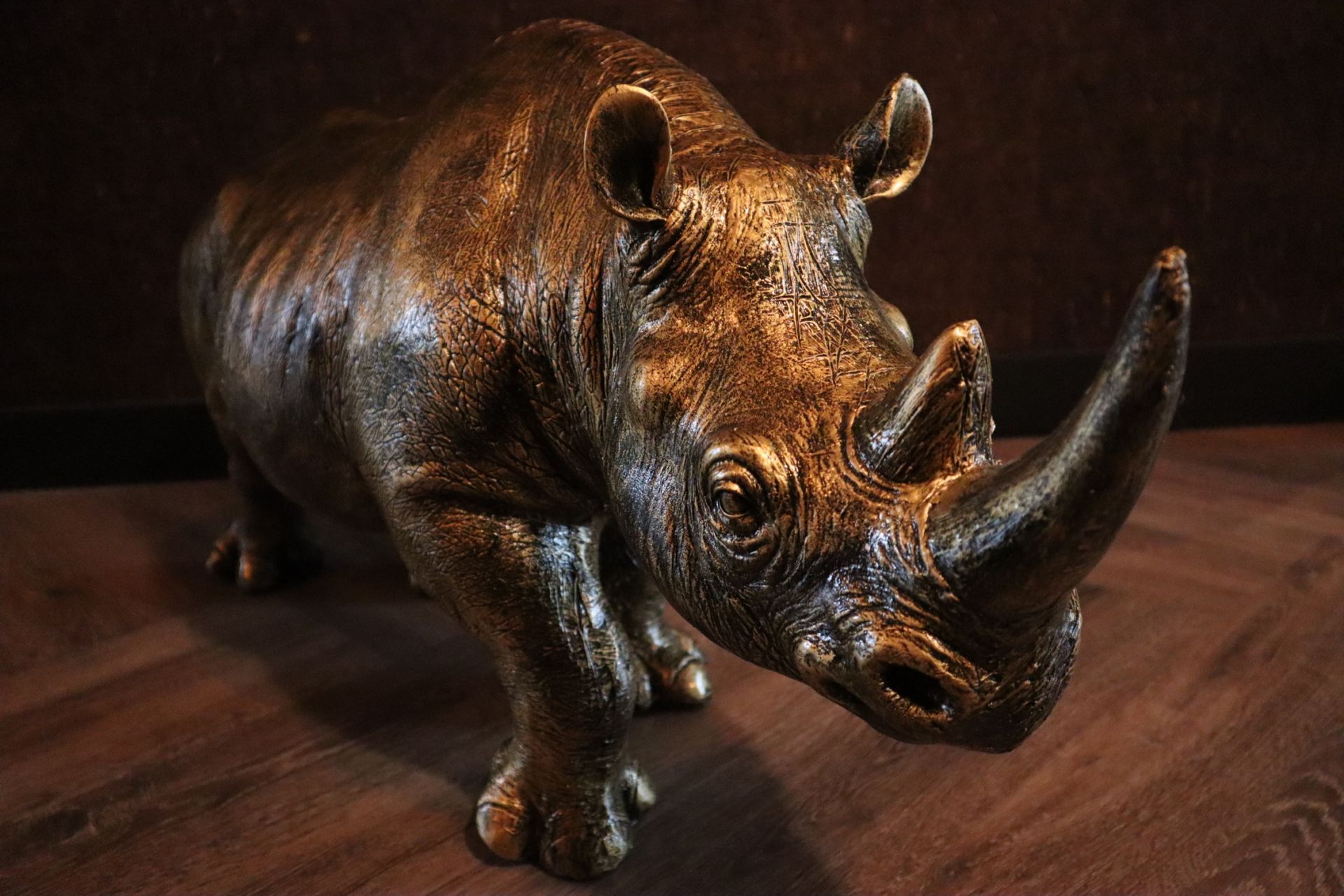 Neushoorn beeld XL–staand–goud–95 cm lang–binnen en buiten