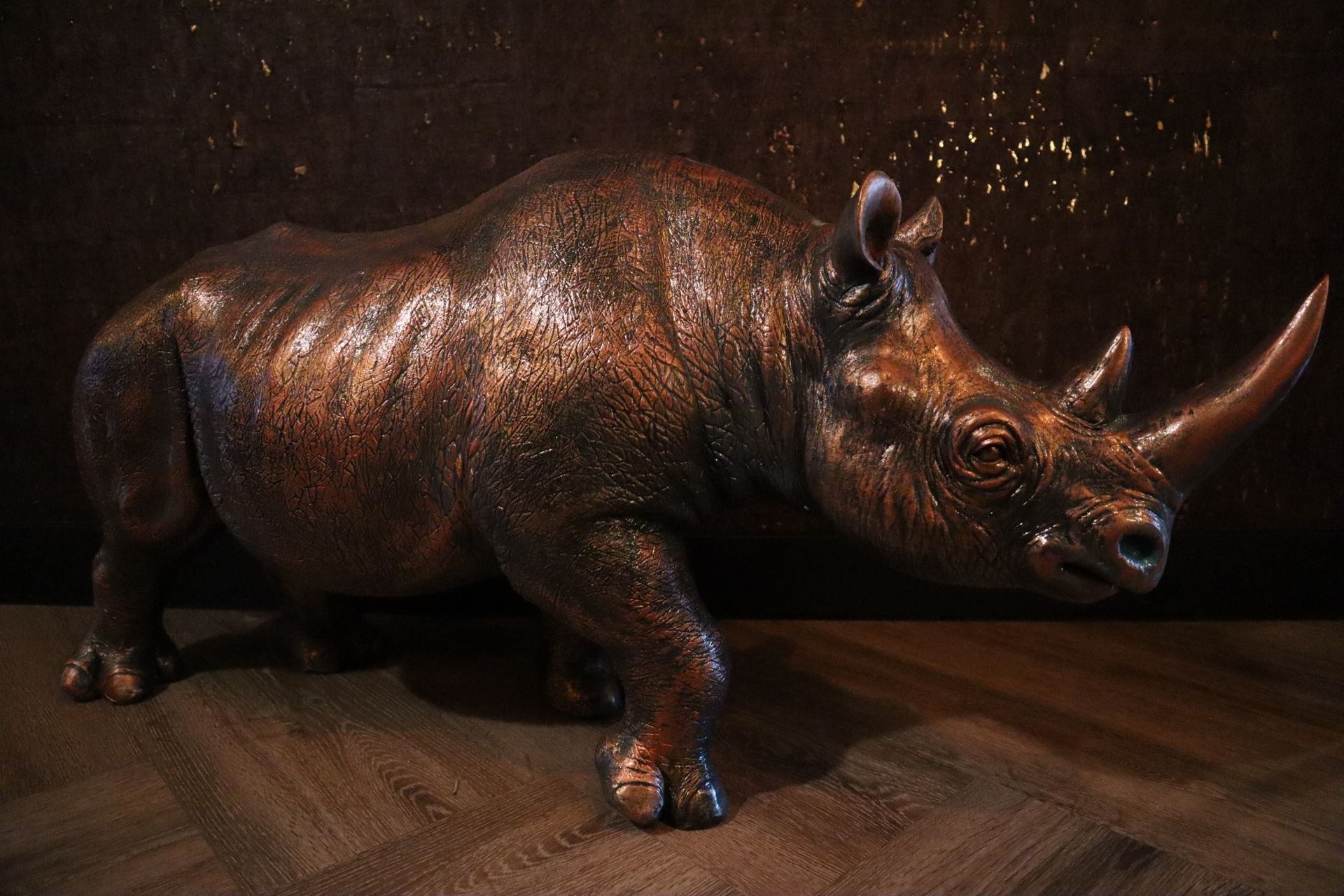 Koper XL neushoornbeeld van 95 cm, elegant decoratieobject voor woning, kantoor en tuin