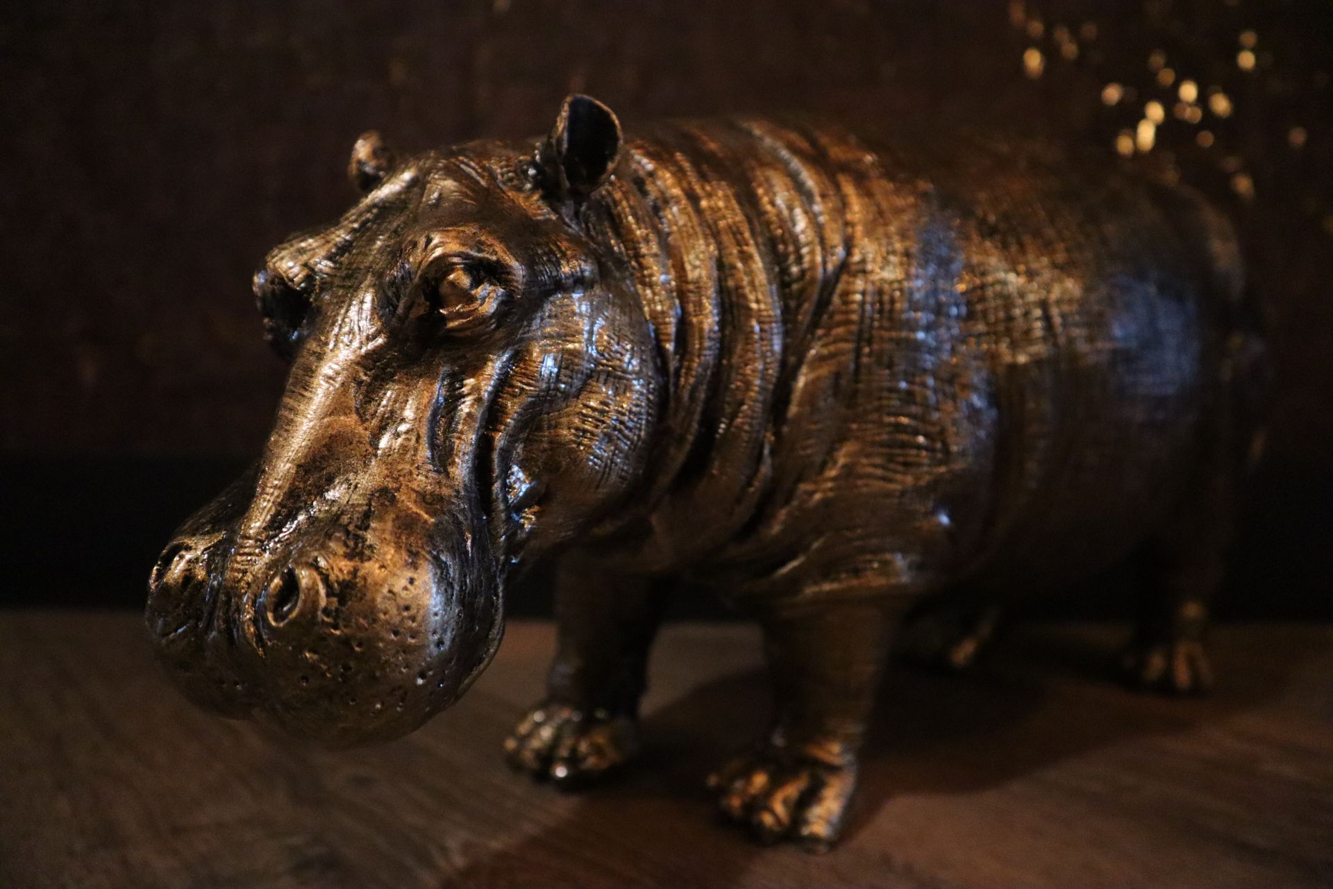 Stijlvol nijlpaard beeld 45 cm goud woonaccessoire dierenbeeld