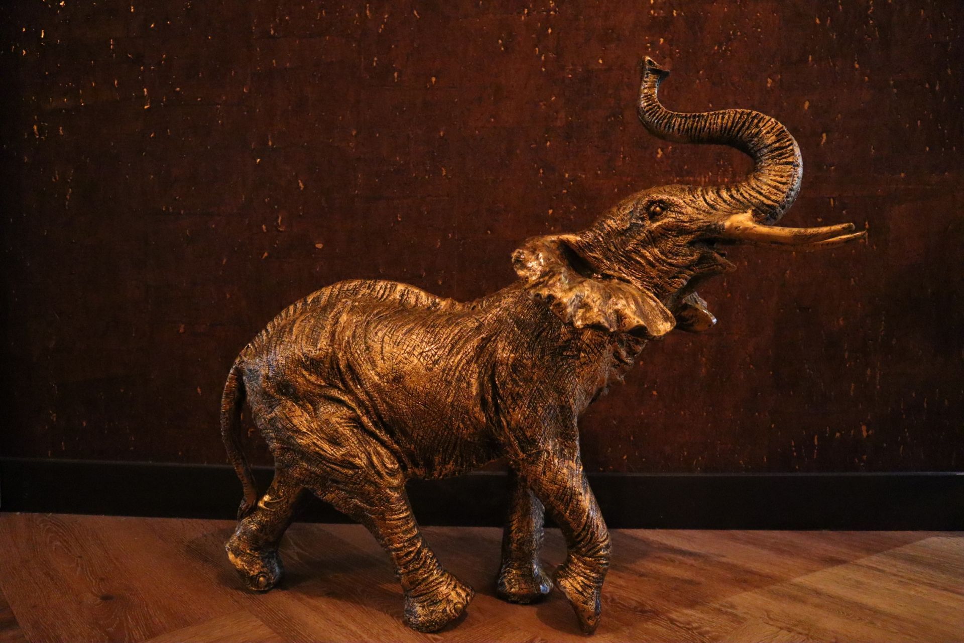 Olifant beeld XL–staand–goud–70 cm hoog–binnen en buiten