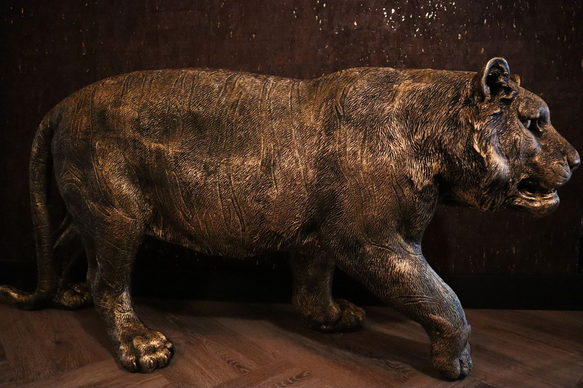 XL tijger beeld lopend 130 cm groot dierenbeeld voor interieur decoratie