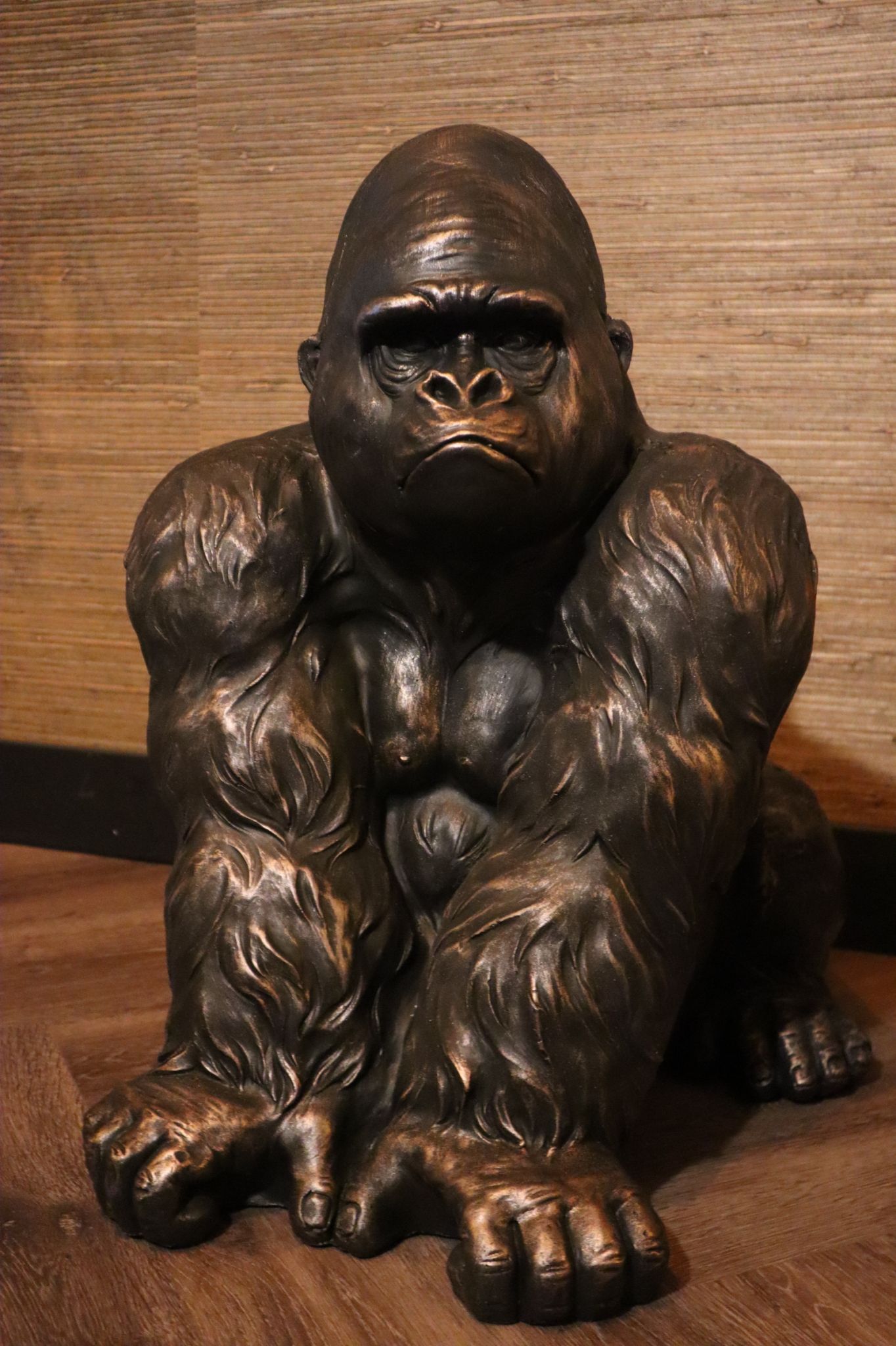 Gorillabeeld – bronskleur – 58 cm hoog – binnen en buiten