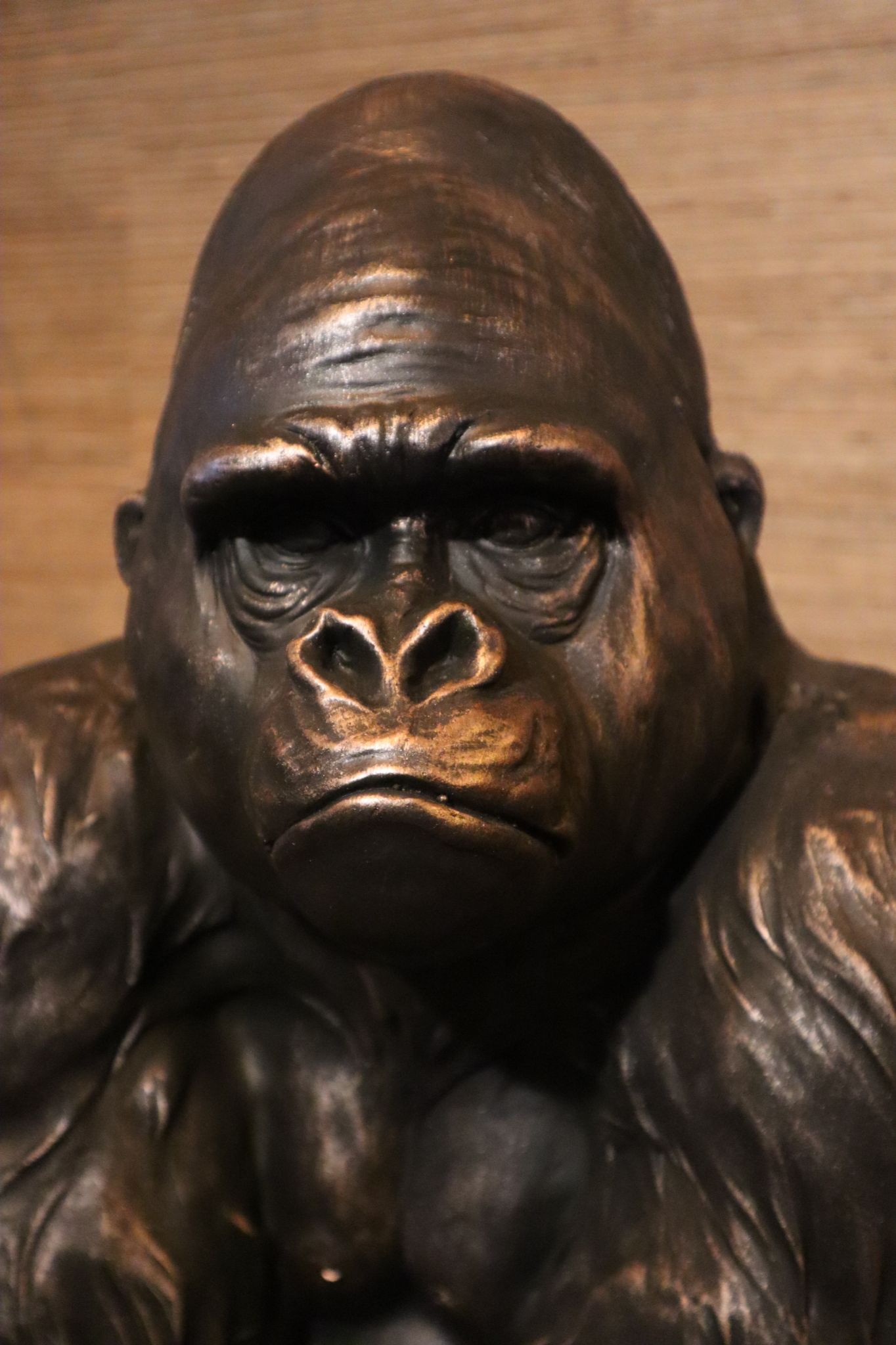 Gorillabeeld – bronskleur – 58 cm hoog – binnen en buiten