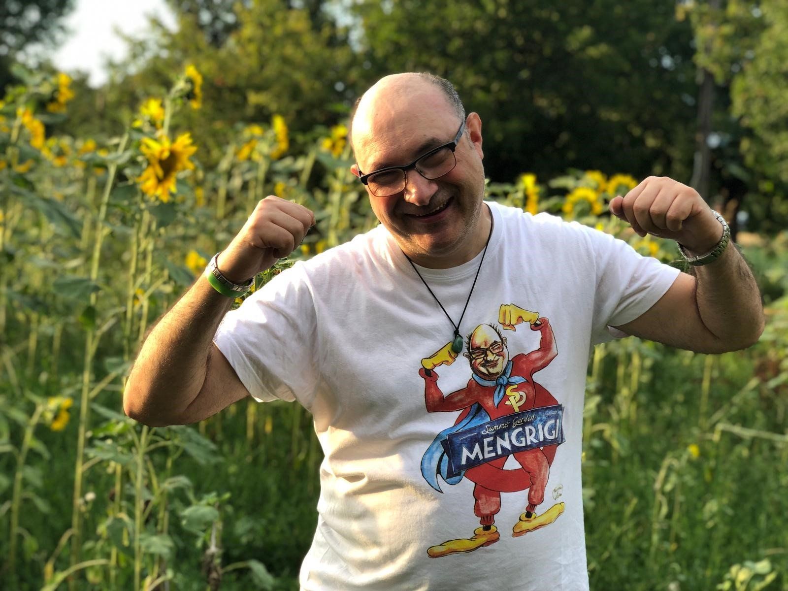 membro dello staff esu uno sfondo naturale