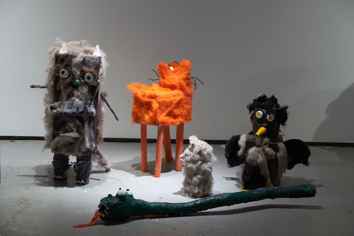 Herbergi með tré og nótum á veggnum