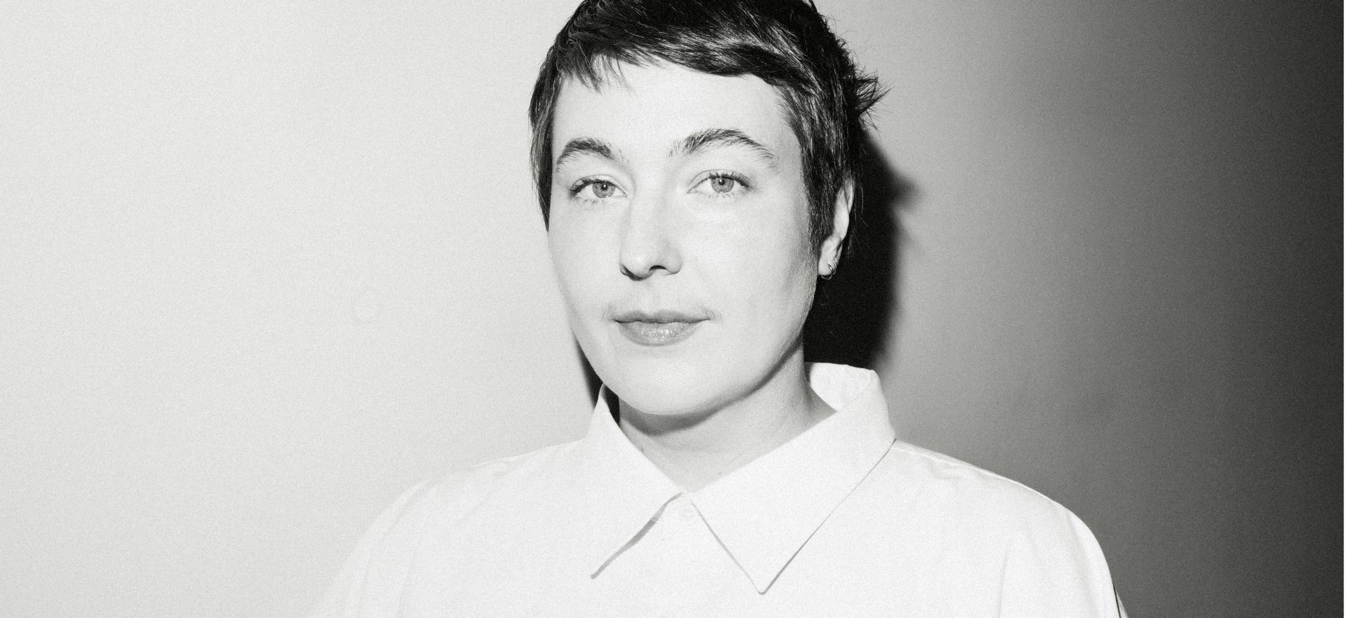 Hvítur bakgrunnur með nokkrum línum á honum