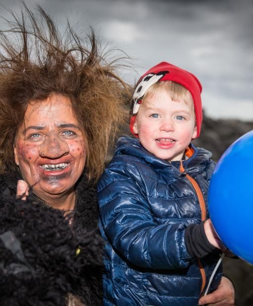Listahátíð barna í Reykjanesbæ. Tröll og barn
