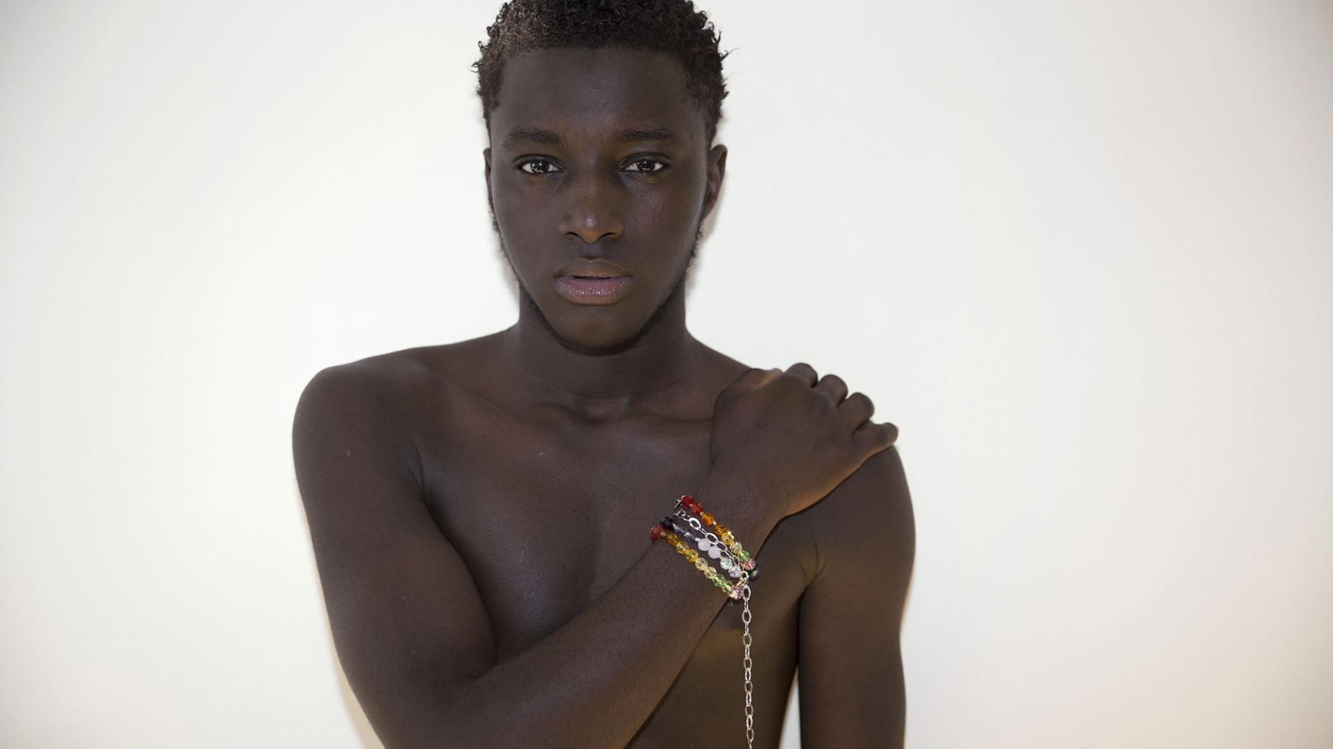 Armband á hönd ungs manns.