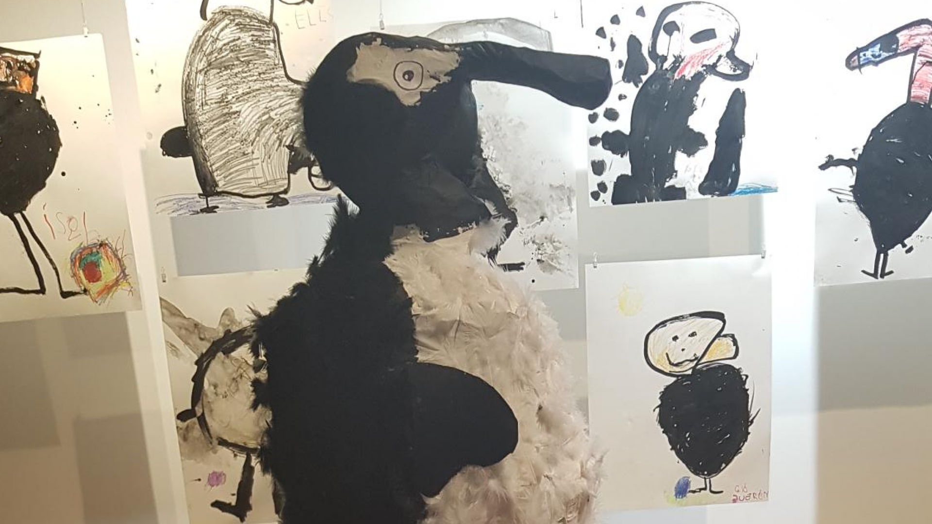 Málverk af fuglum eftir nemendur í Reykjanesbæ