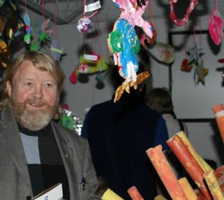 Maður með bækling frá sýningunni HIMINGEIMURINN  - LISTASAFN BARNA Í REYKJANESBÆ.