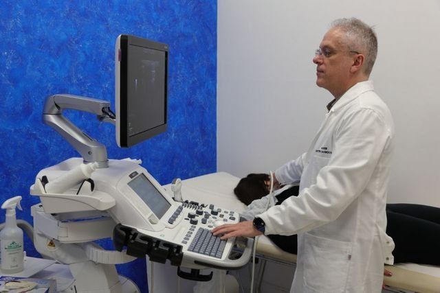 Medico e macchinario