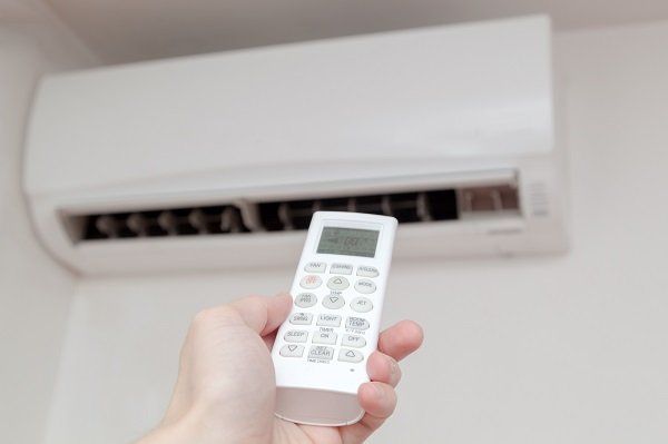 Turning on the heat pump with a remote control