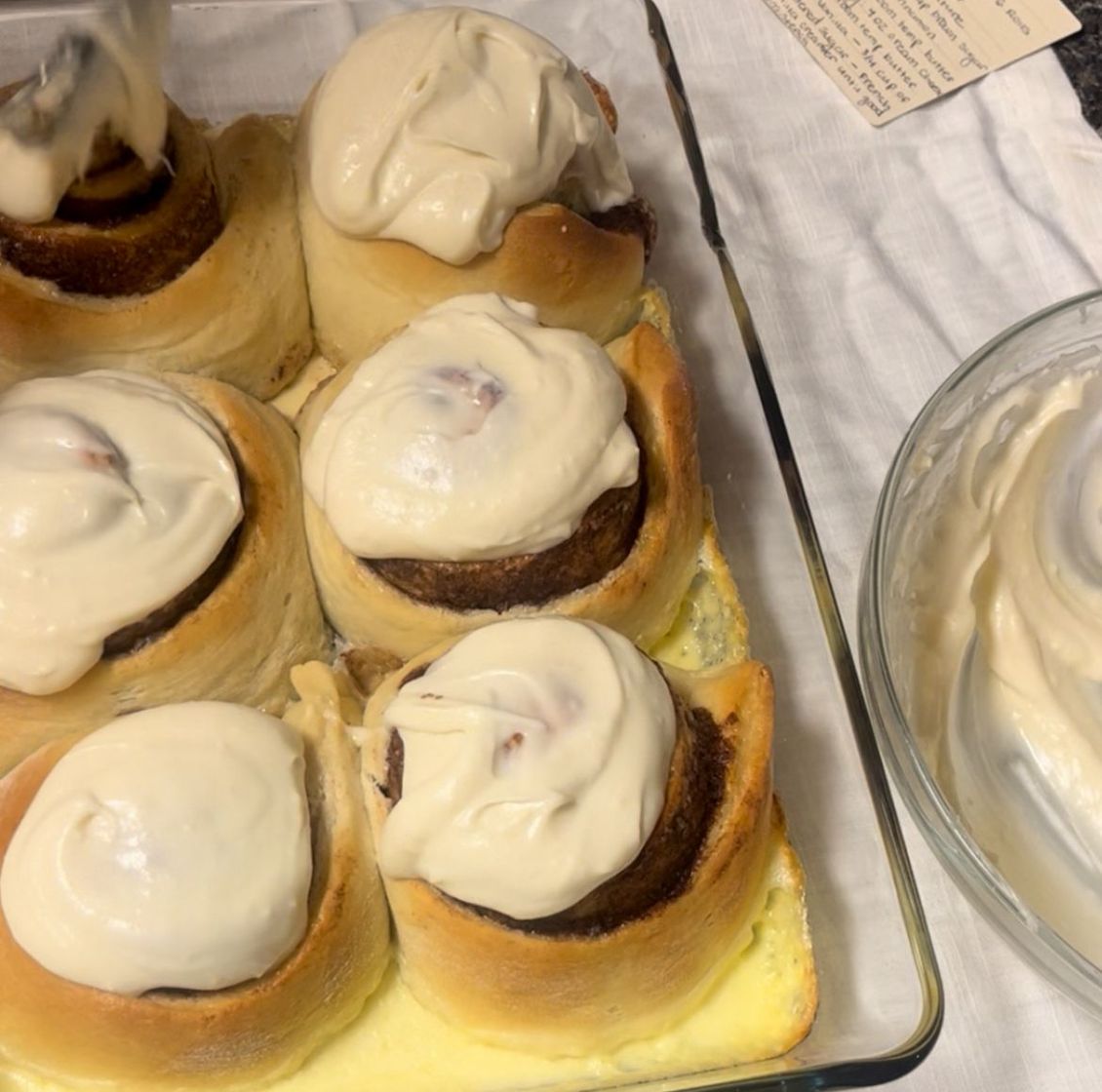 cinnamon rolls with buttery creamy topping