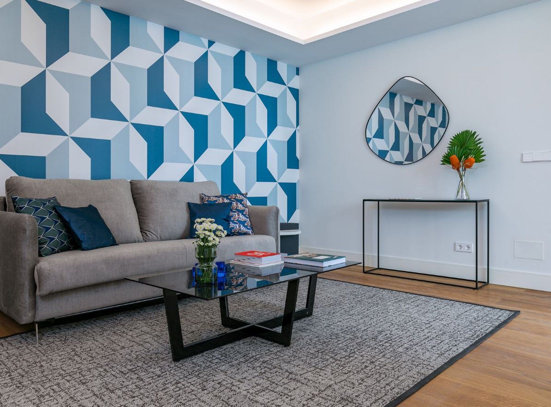 Interiorismo en vivienda turística de lujo, barrio Salamanca Madrid, color azul y blanco