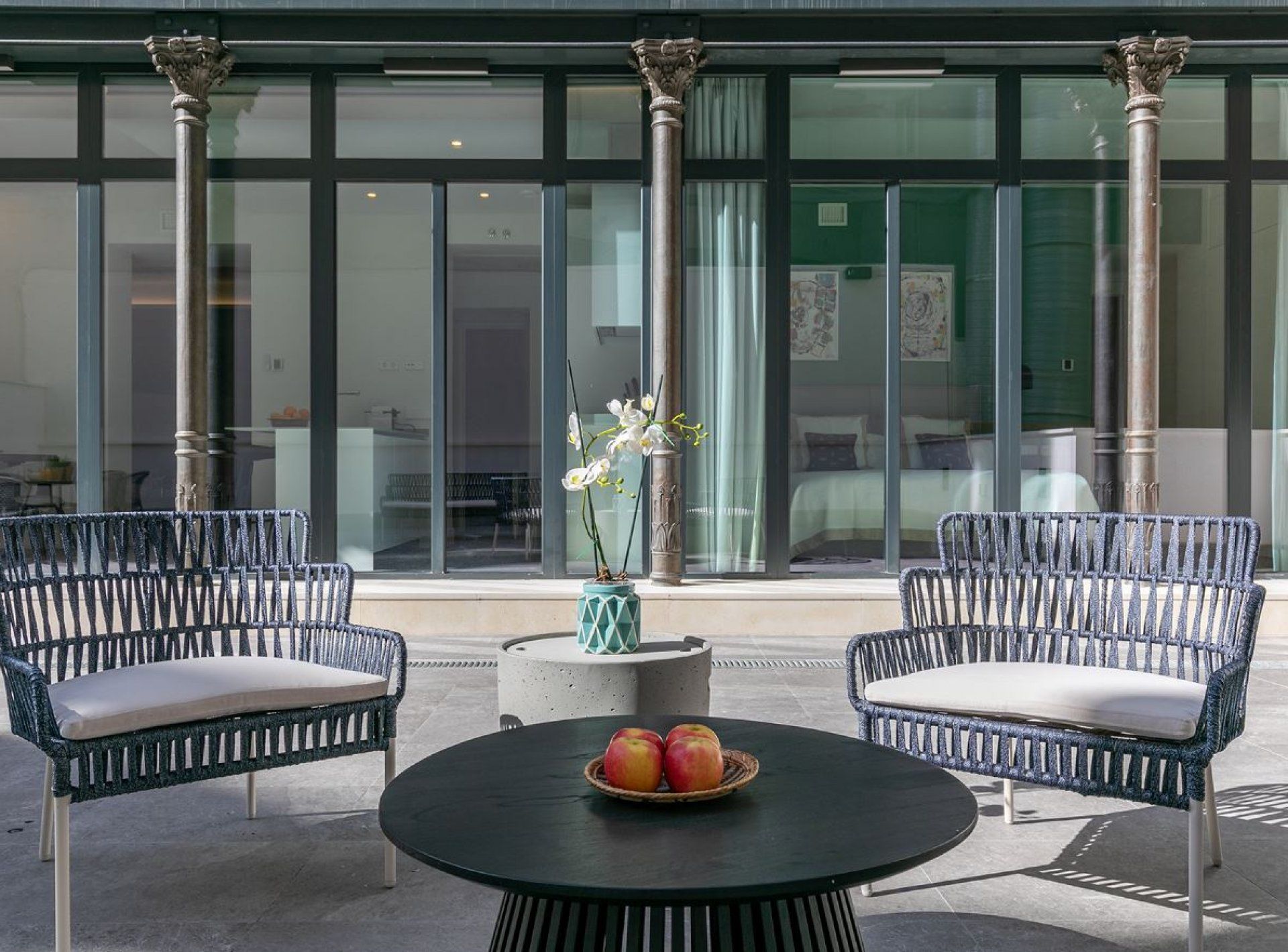 Interiorismo en vivienda de lujo turística, Barrio de Salamanca Madrid, tonos verde, negro y gris.