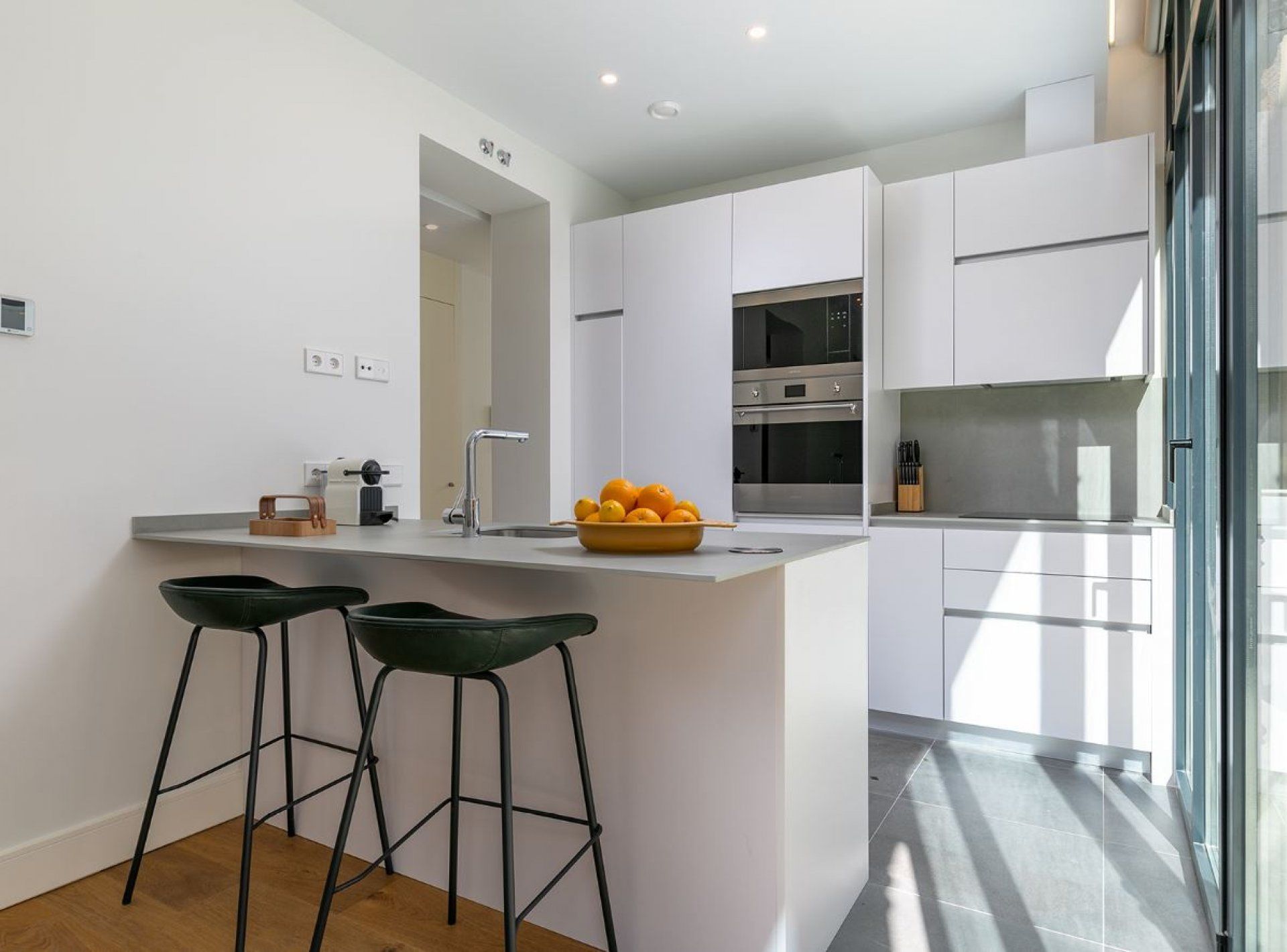 Interiorismo en vivienda de lujo turística, Barrio de Salamanca Madrid, tonos verde, negro y gris.