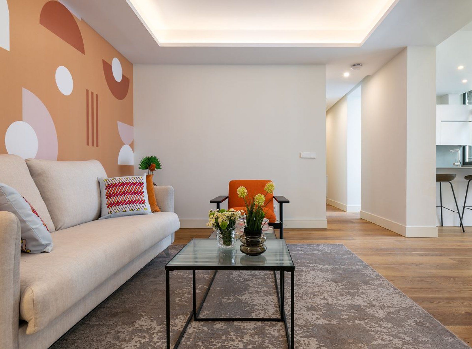 Interiorismo en vivienda de lujo, Barrio Salamanca Madrid. Tonos azul, naranja y blanco.