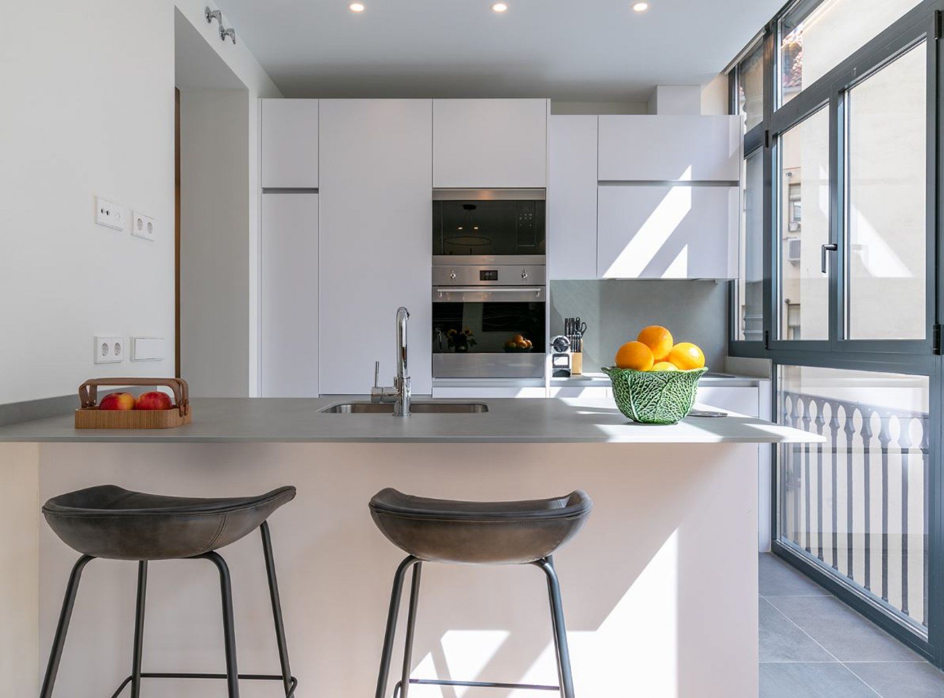 Interiorismo en vivienda de lujo, Barrio Salamanca Madrid. Tonos azul, naranja y blanco.