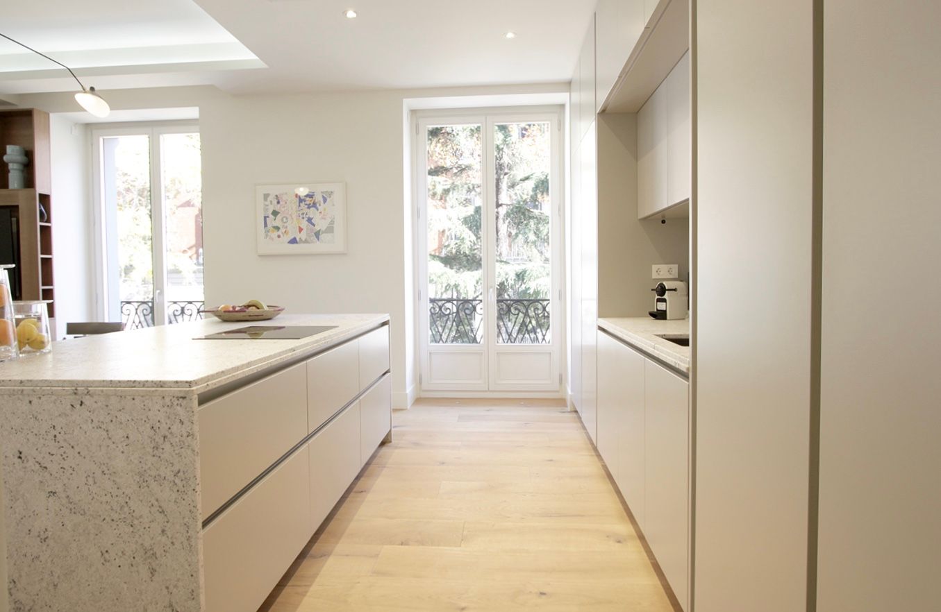 Interiorismo en vivienda de lujo, Barrio de Justicia Madrid, materiales naturales y elegantes