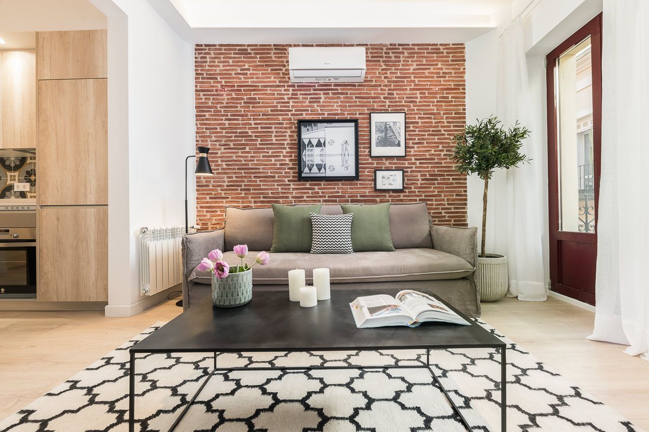 Reforma parcial en piso turístico en Barrio de Las Letras, estilo minimalista y moderno.